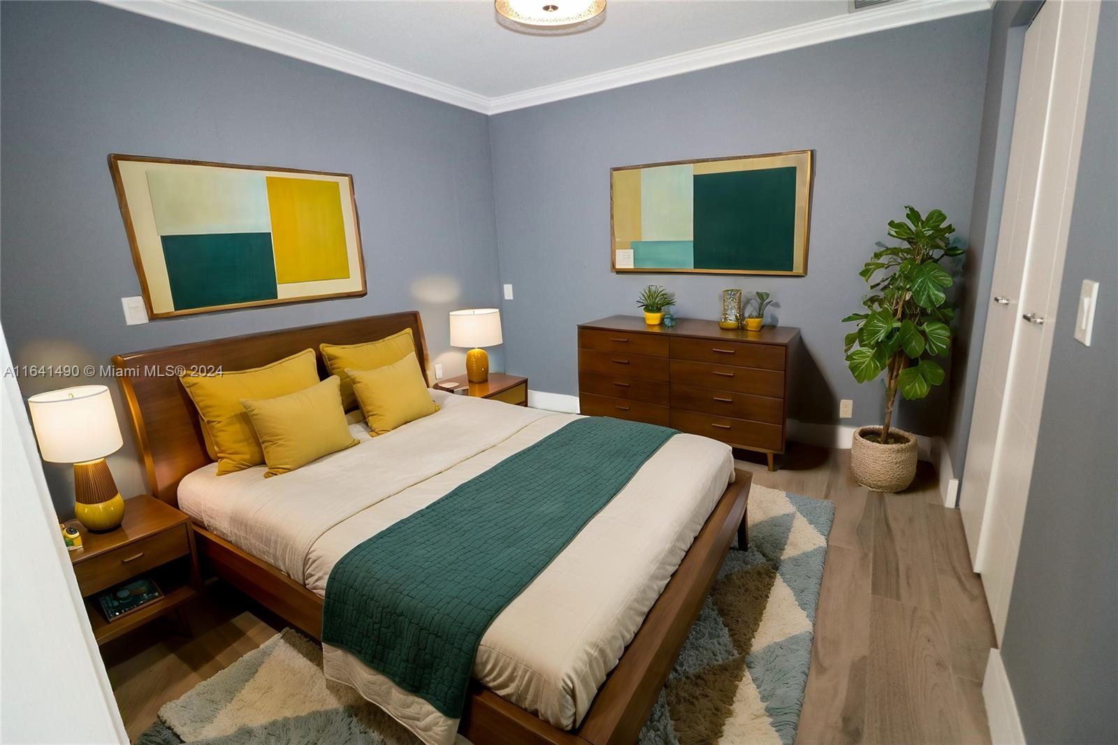 HOLLYWOOD HILLS - Residential