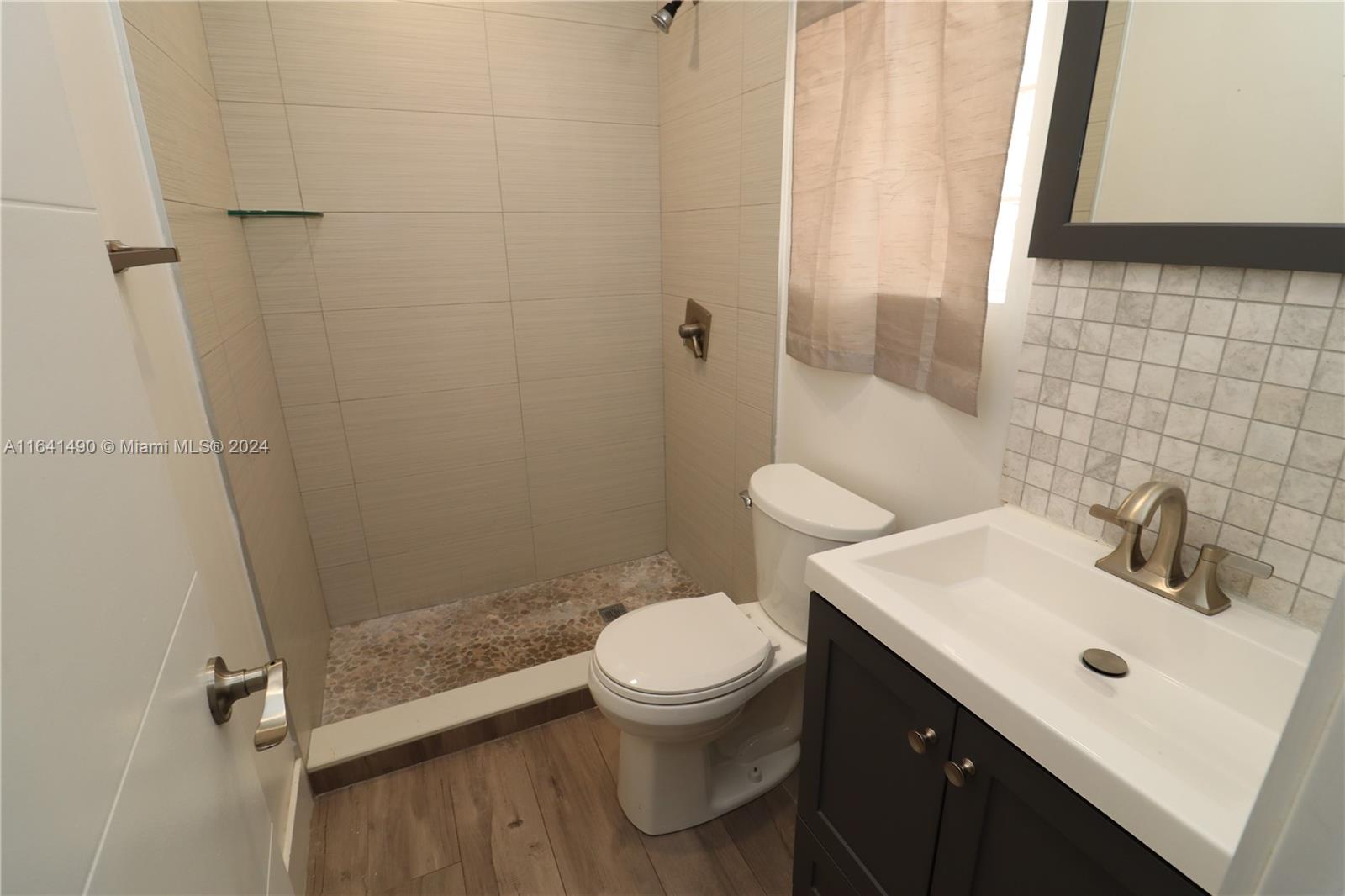 HOLLYWOOD HILLS - Residential