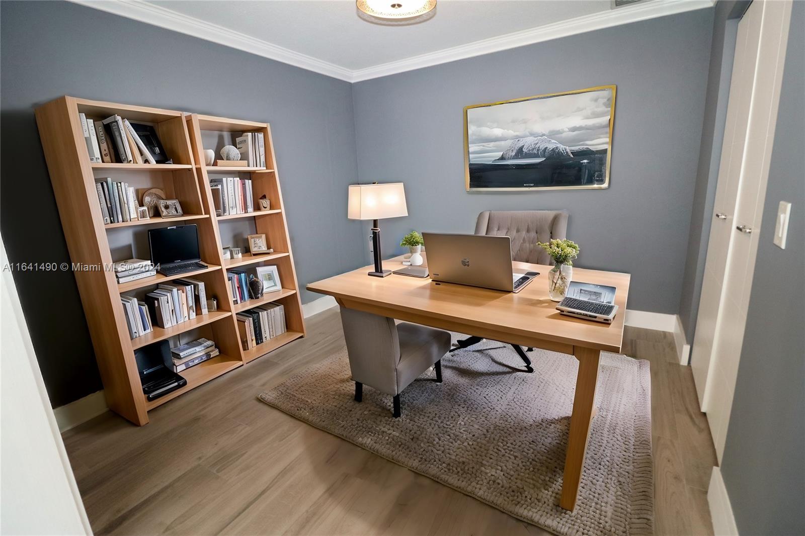 HOLLYWOOD HILLS - Residential