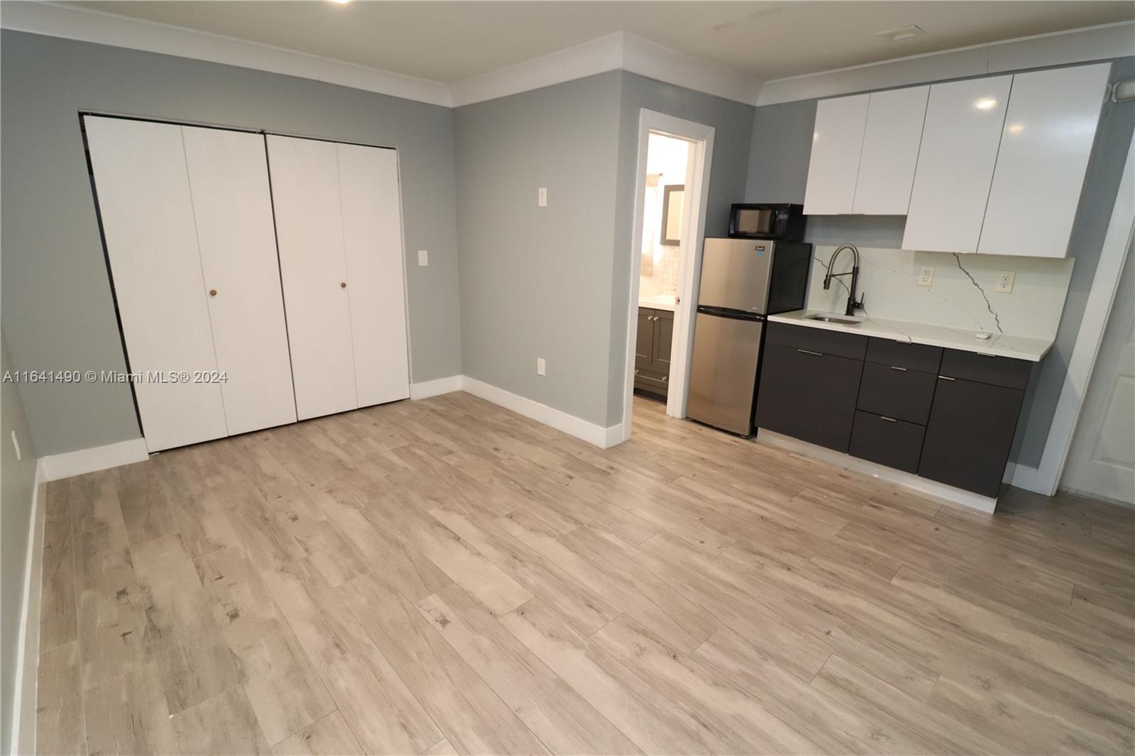 HOLLYWOOD HILLS - Residential