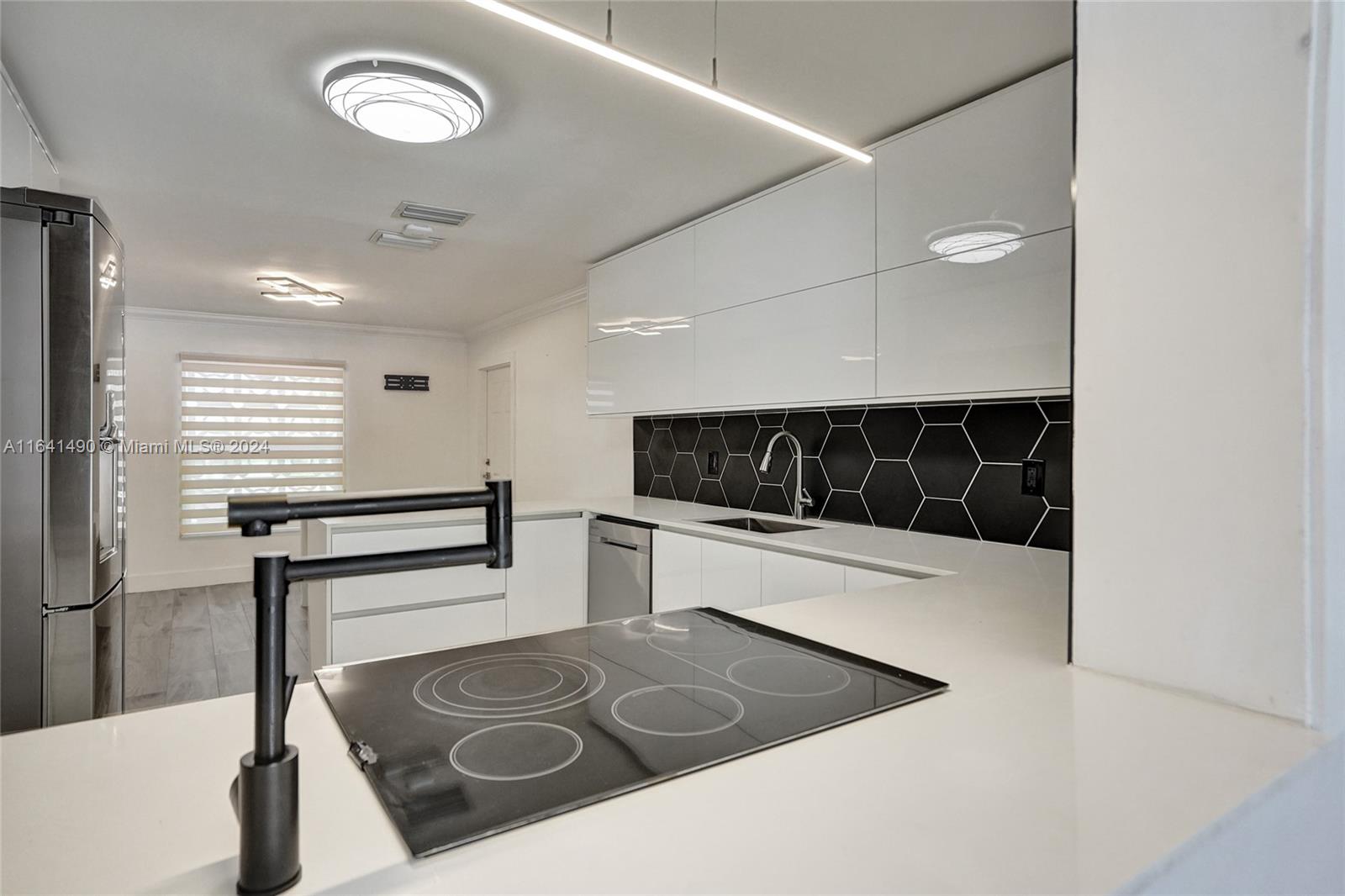 HOLLYWOOD HILLS - Residential