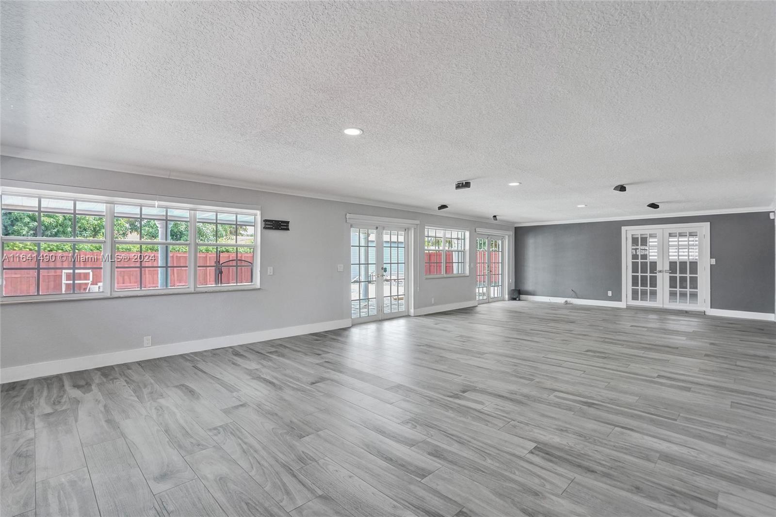 HOLLYWOOD HILLS - Residential