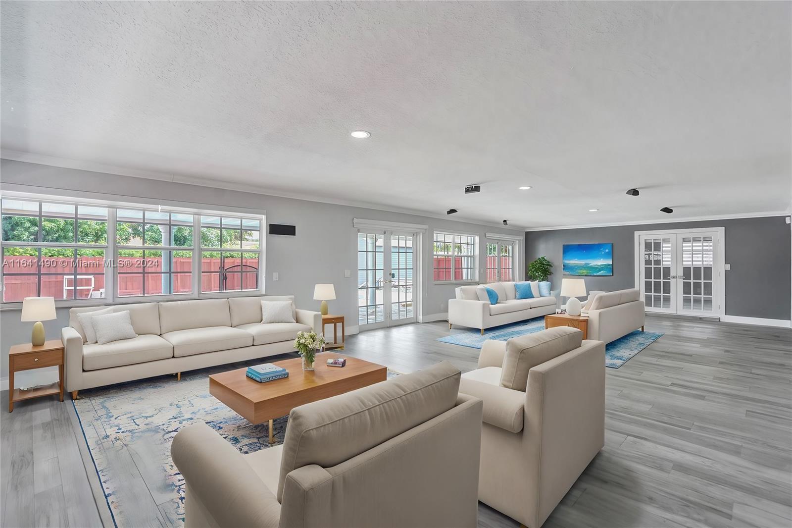 HOLLYWOOD HILLS - Residential