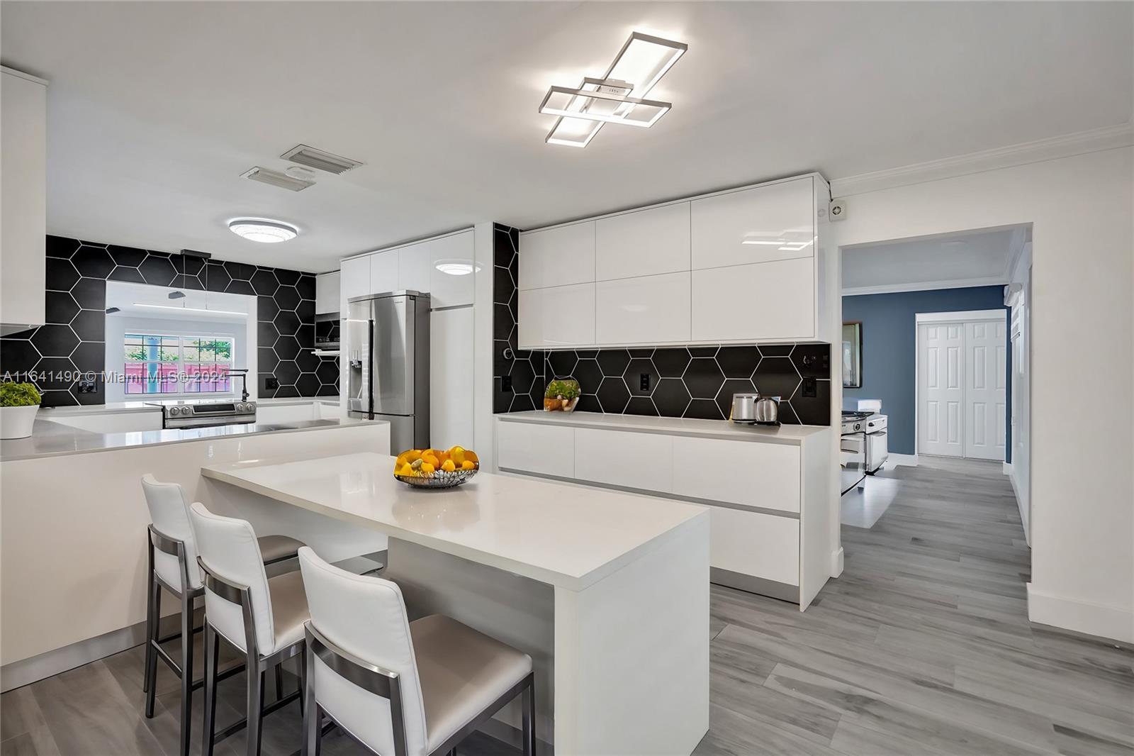 HOLLYWOOD HILLS - Residential