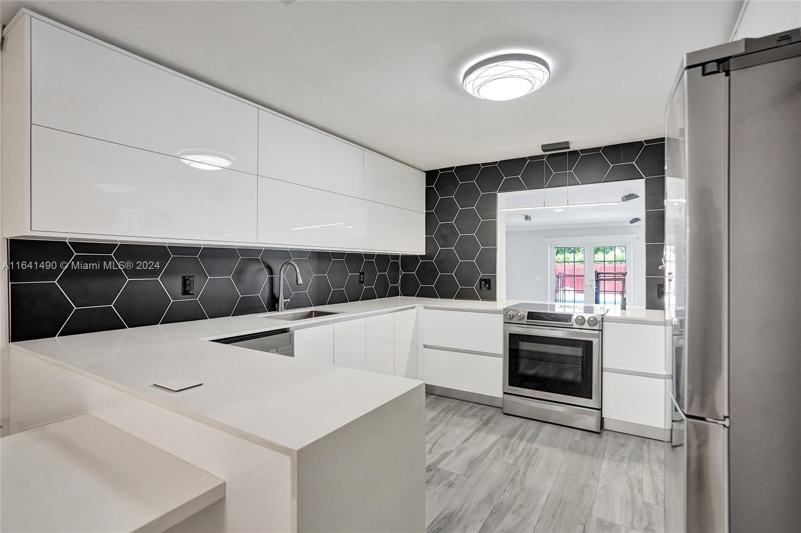 HOLLYWOOD HILLS - Residential