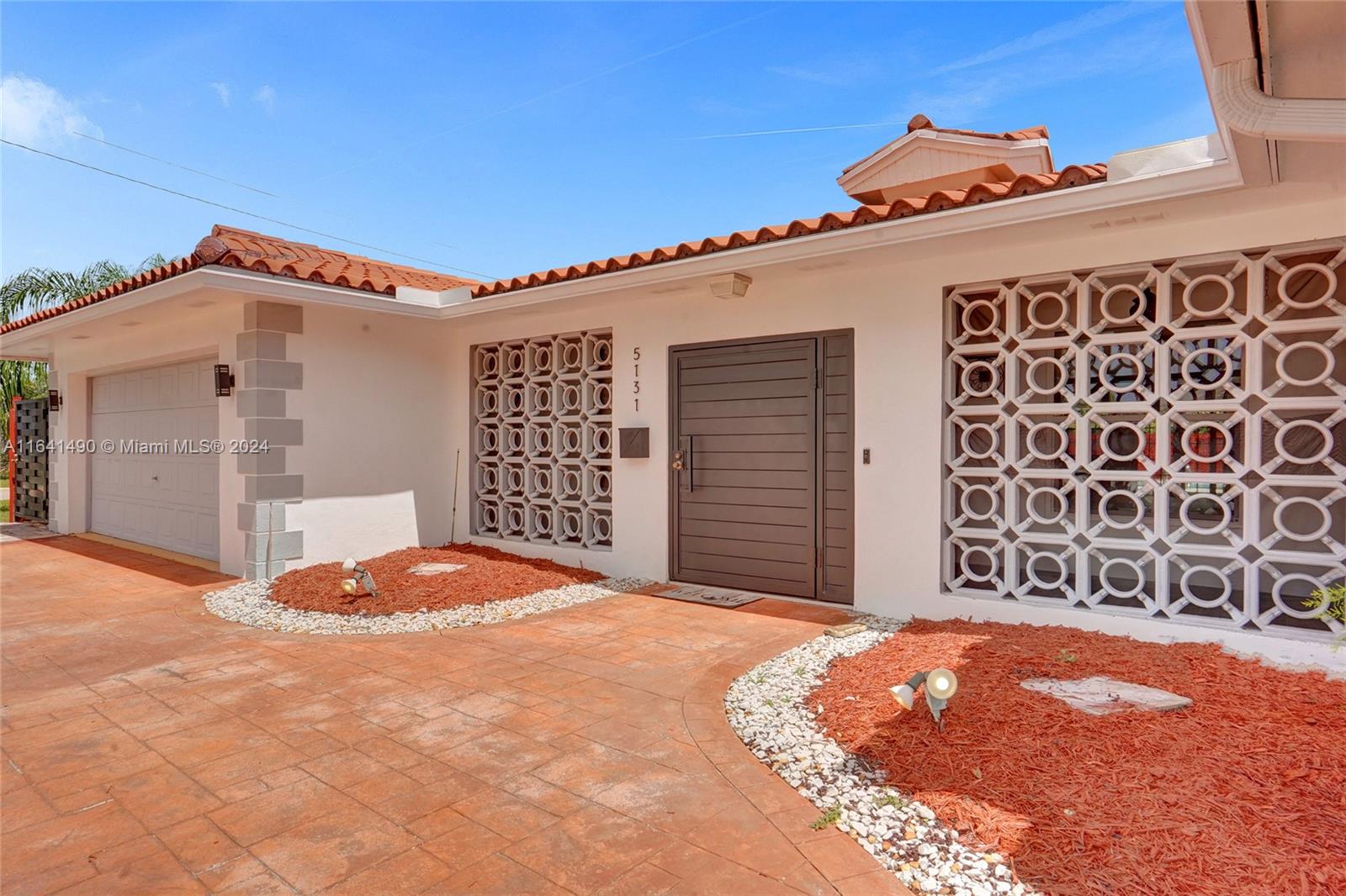 HOLLYWOOD HILLS - Residential