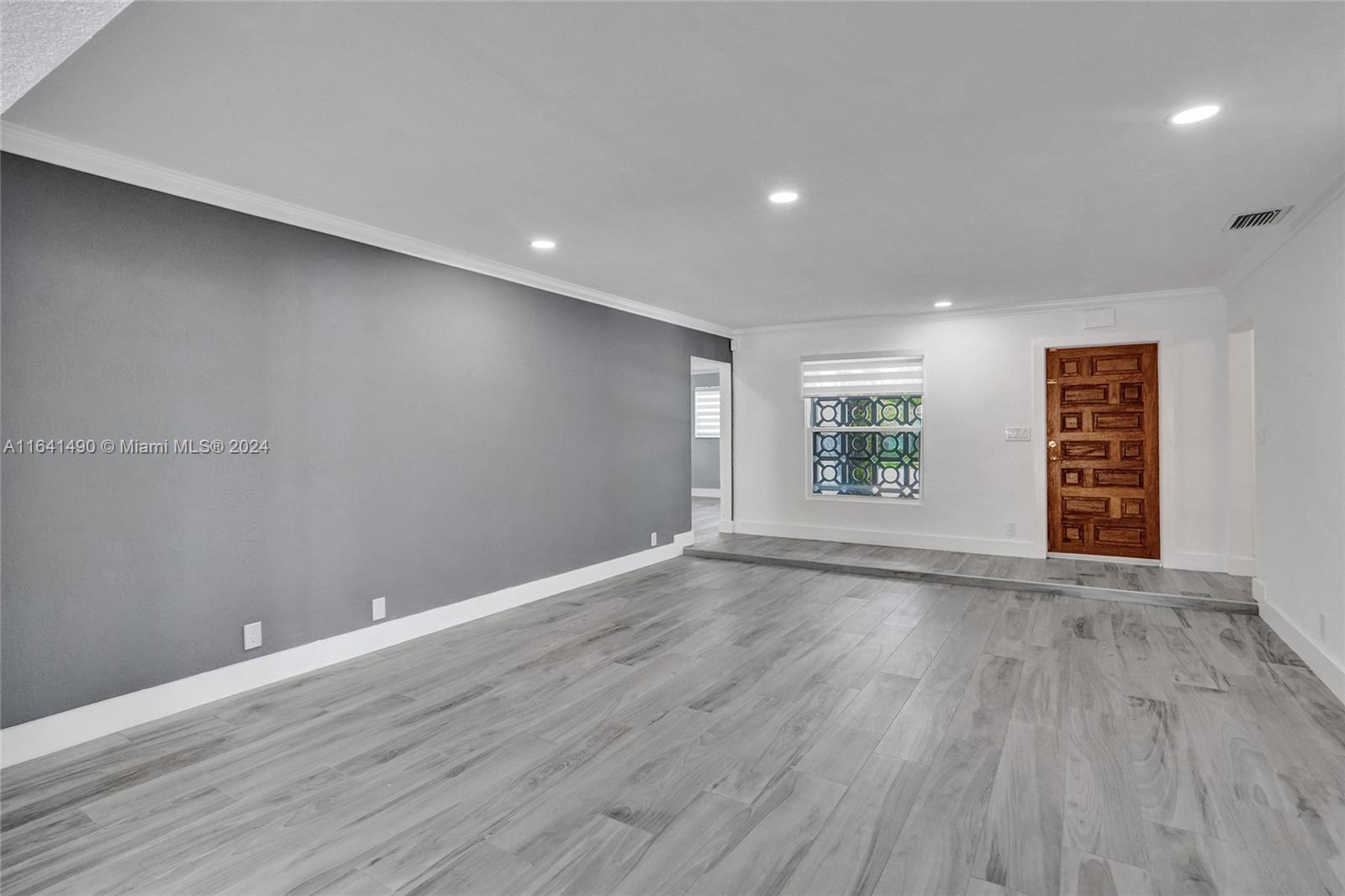 HOLLYWOOD HILLS - Residential