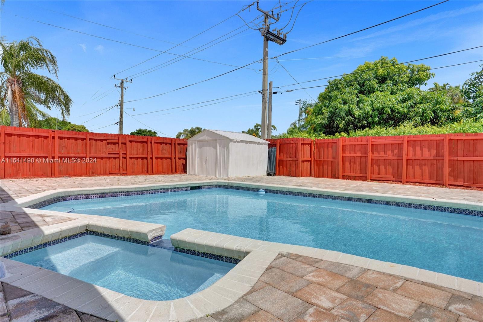 HOLLYWOOD HILLS - Residential