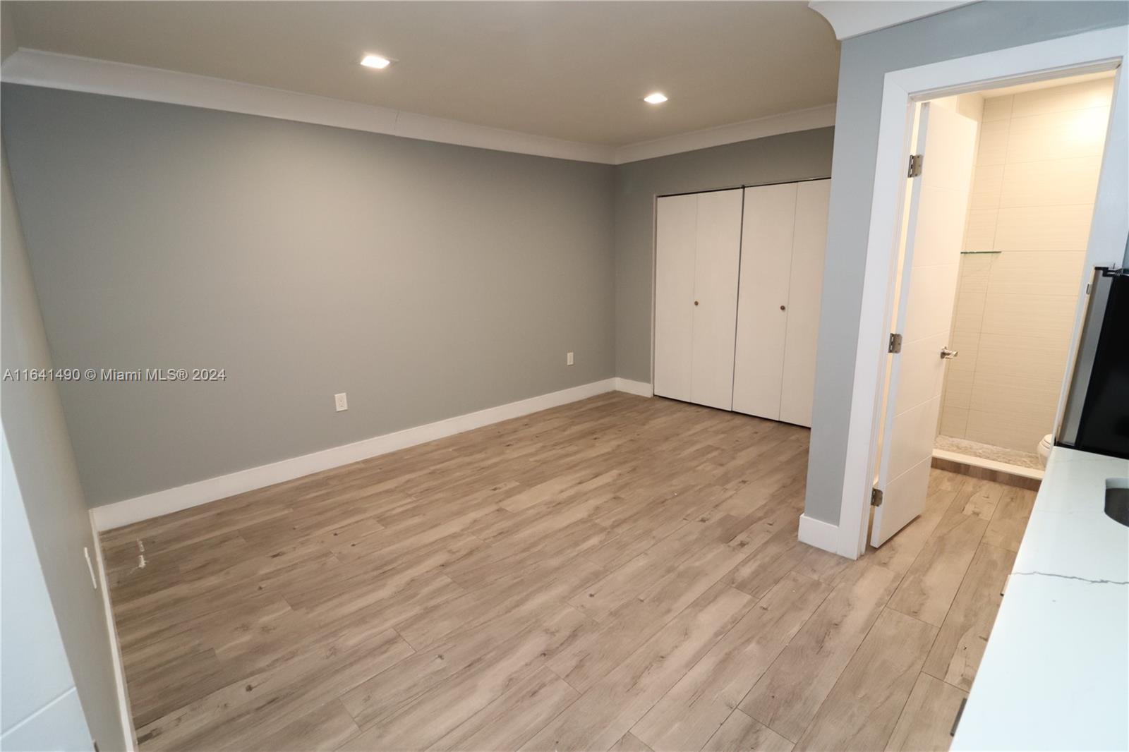 HOLLYWOOD HILLS - Residential