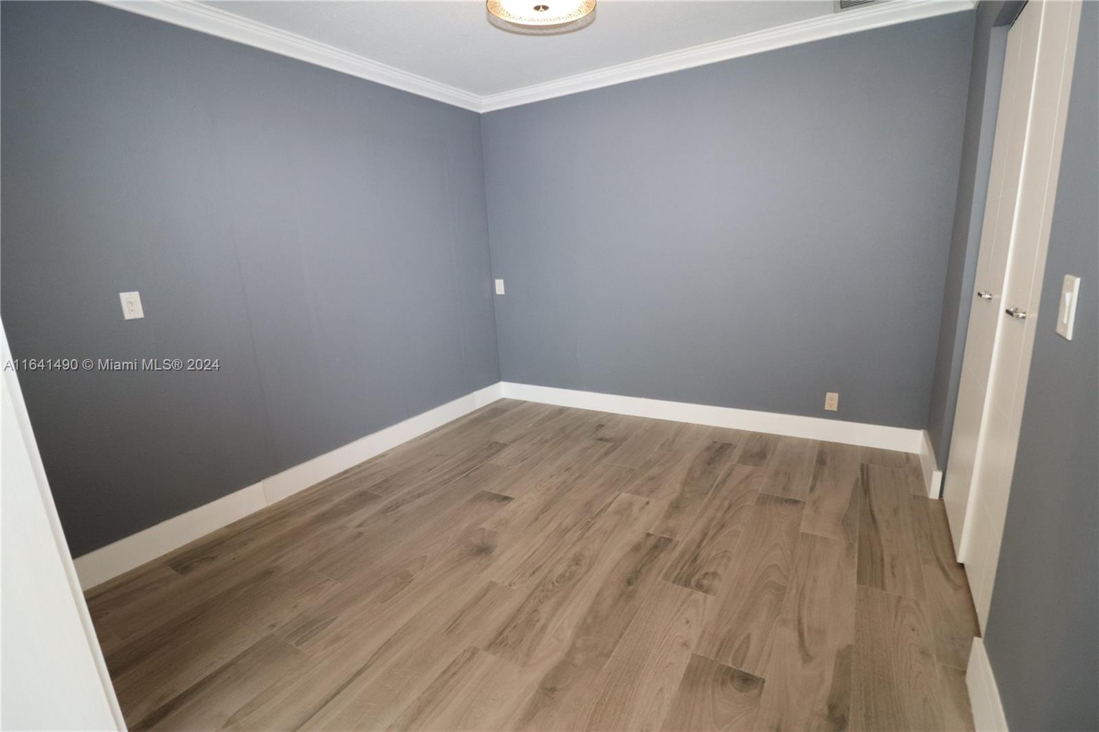 HOLLYWOOD HILLS - Residential