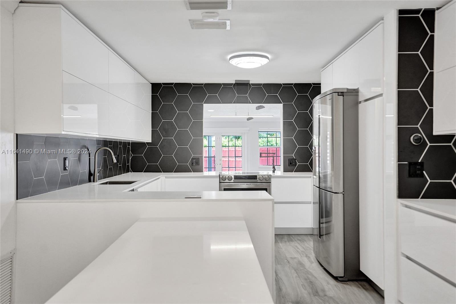 HOLLYWOOD HILLS - Residential