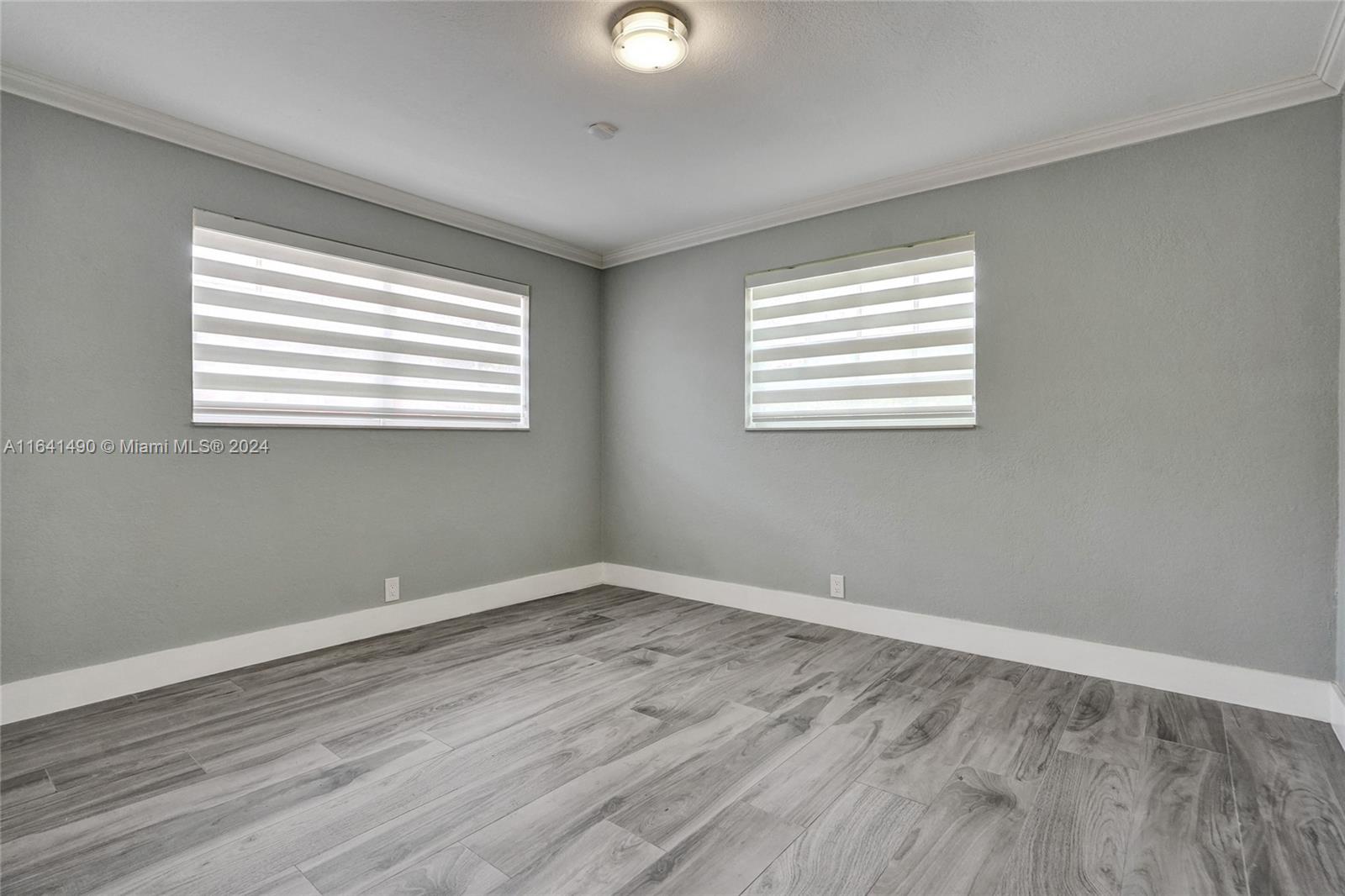 HOLLYWOOD HILLS - Residential