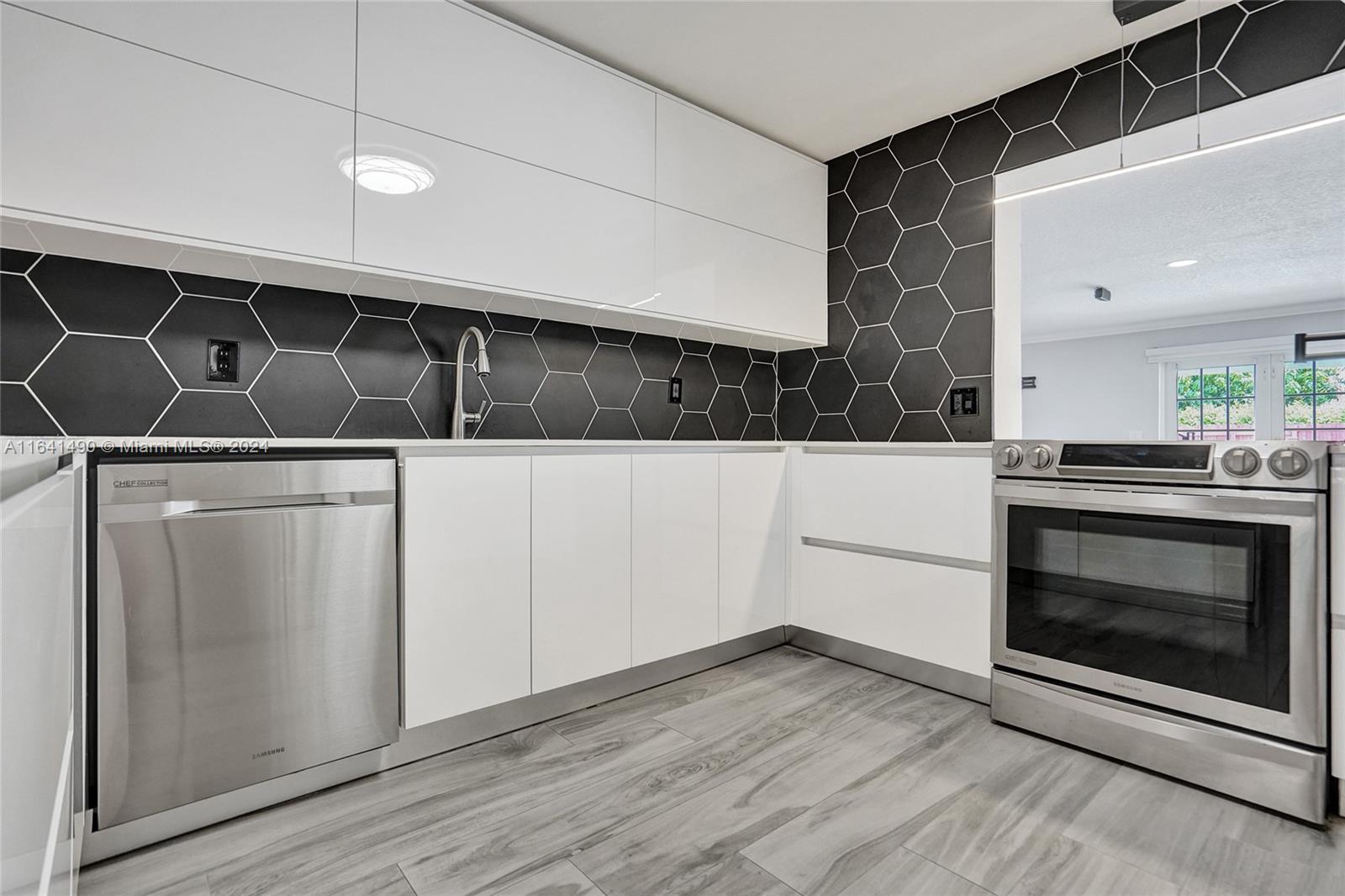 HOLLYWOOD HILLS - Residential