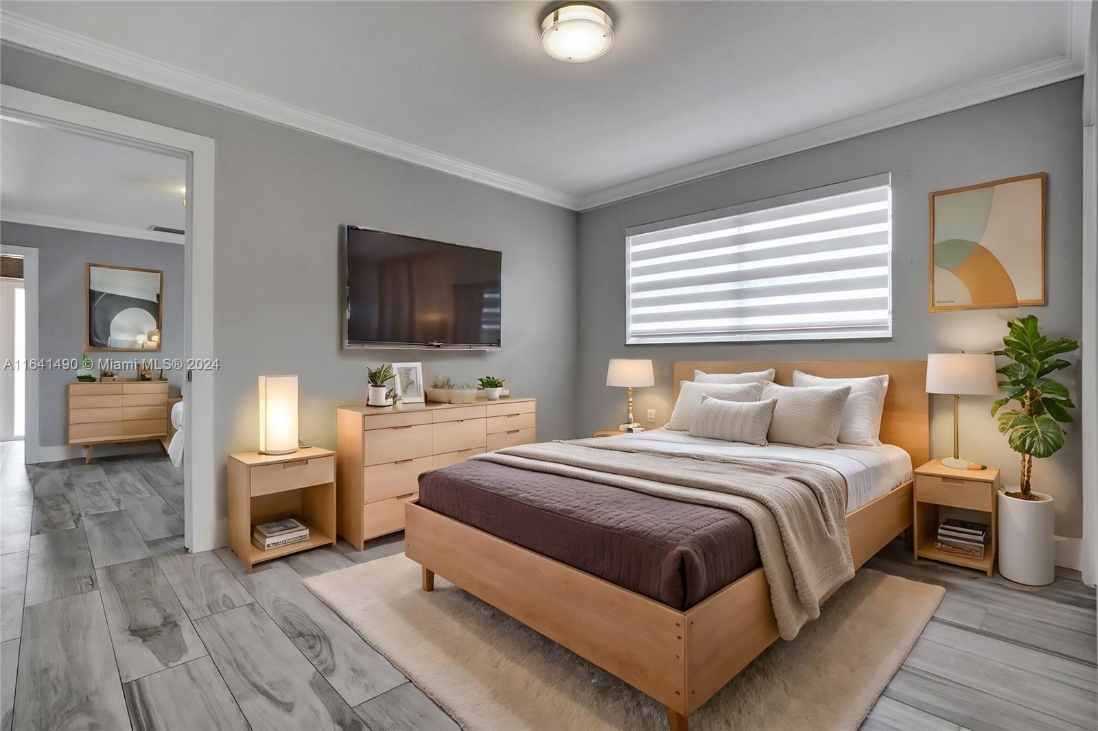 HOLLYWOOD HILLS - Residential