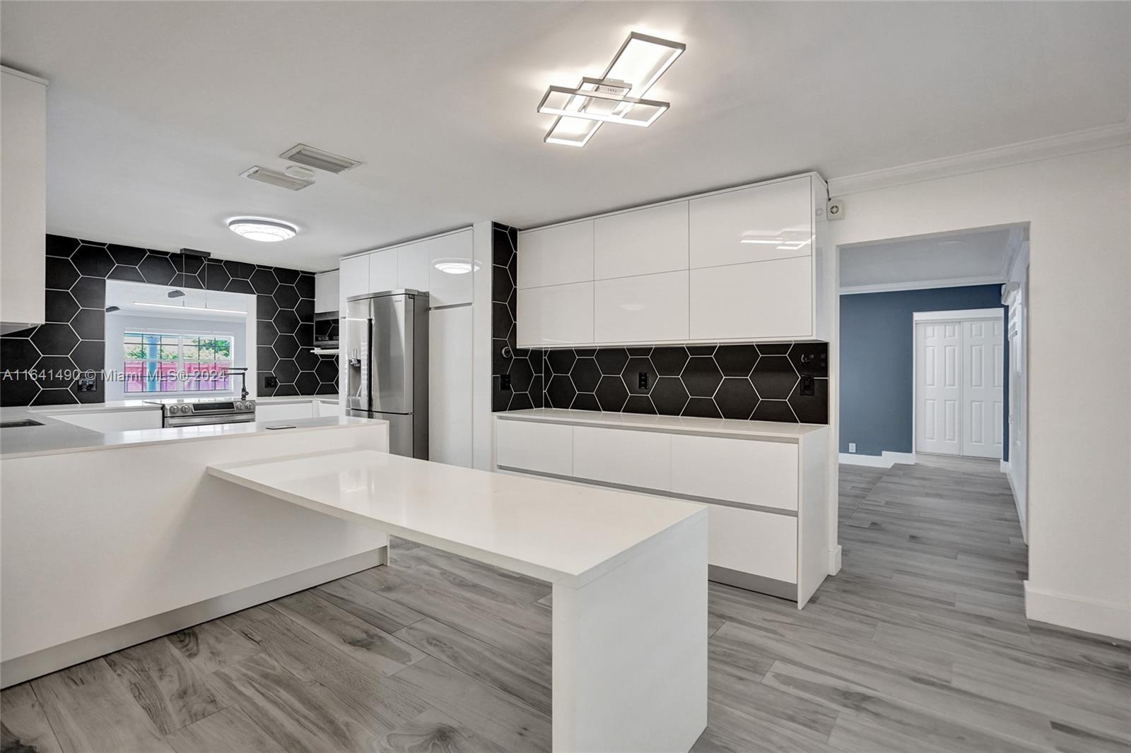 HOLLYWOOD HILLS - Residential