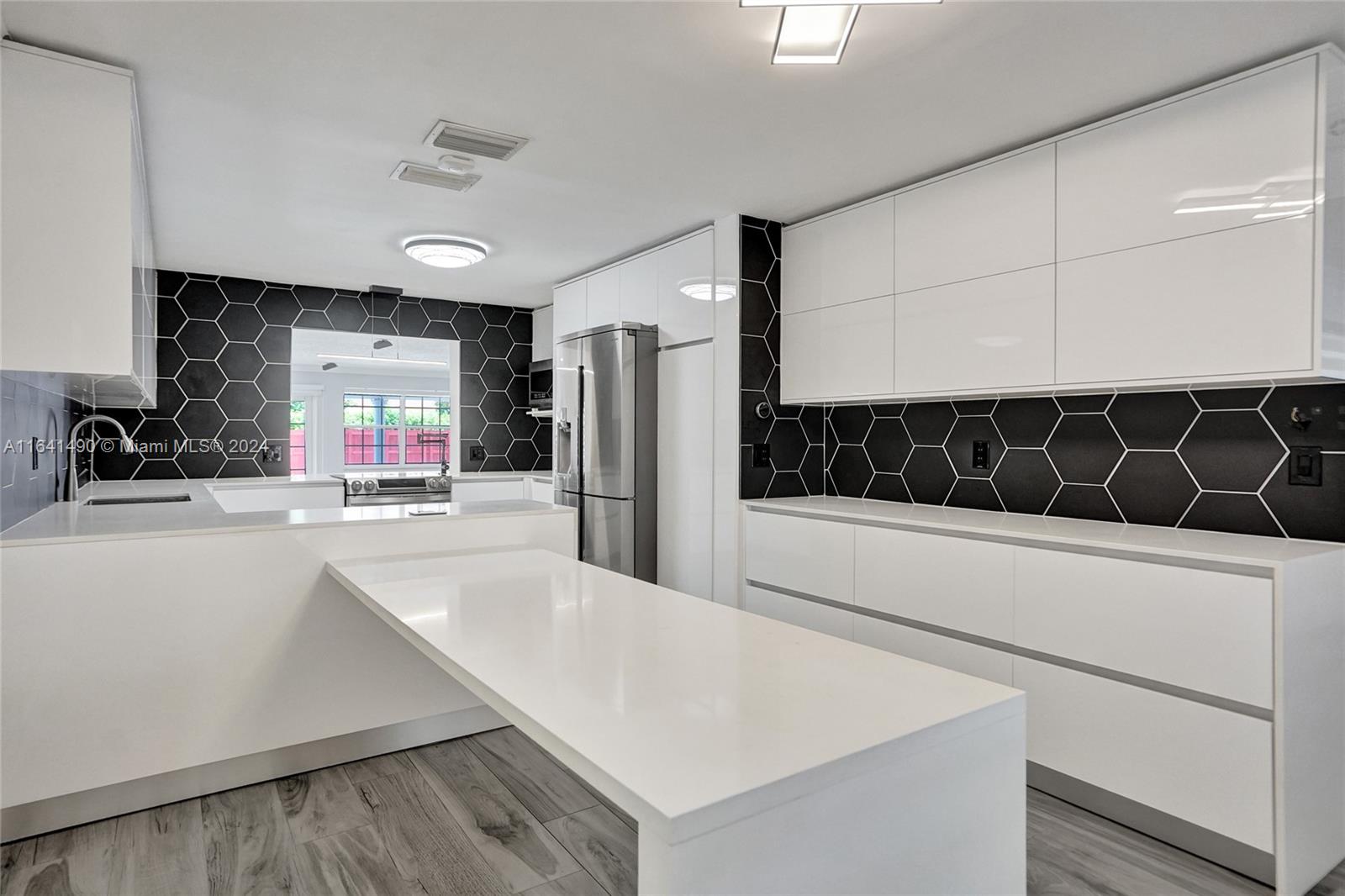 HOLLYWOOD HILLS - Residential