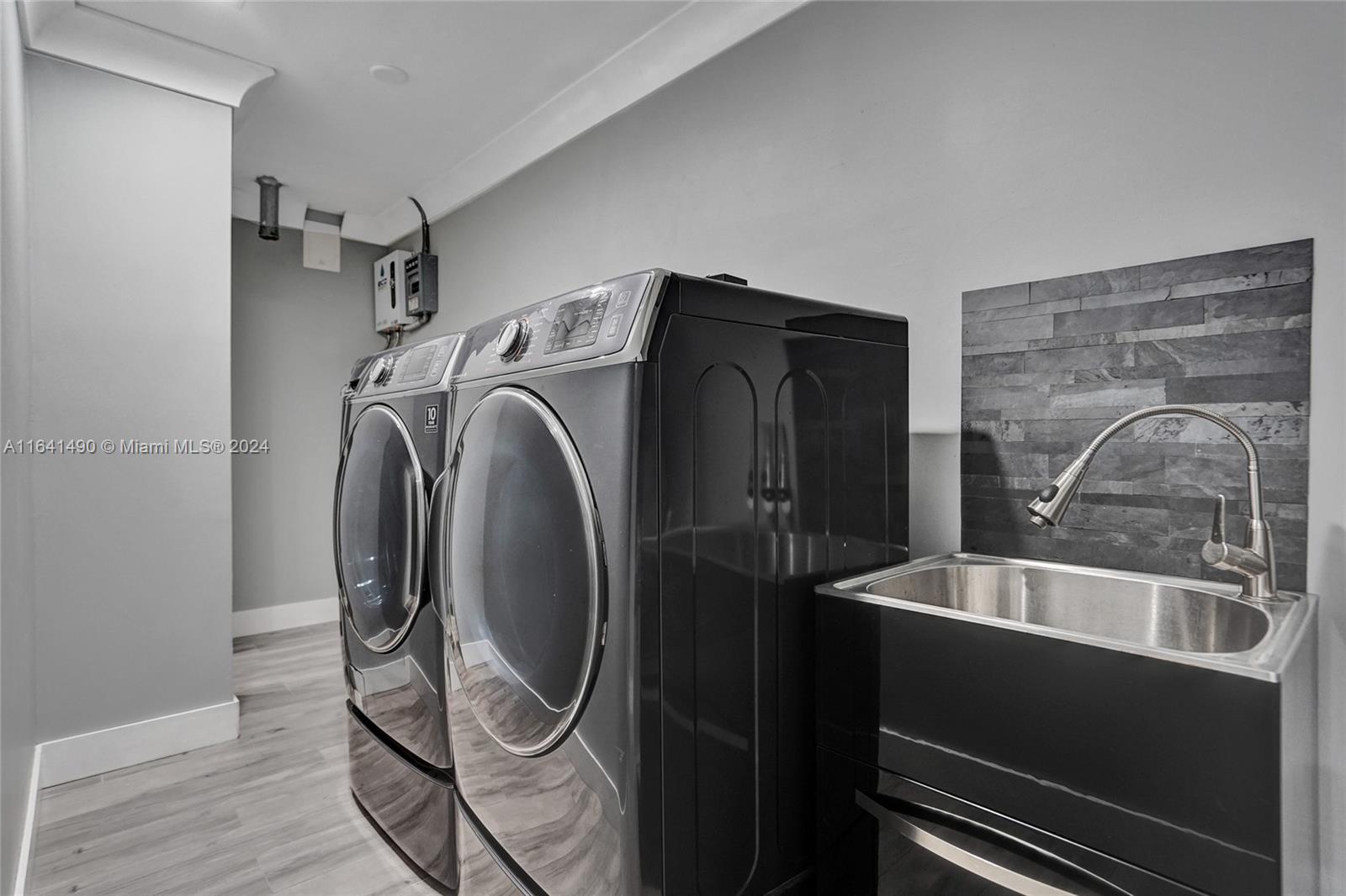 HOLLYWOOD HILLS - Residential