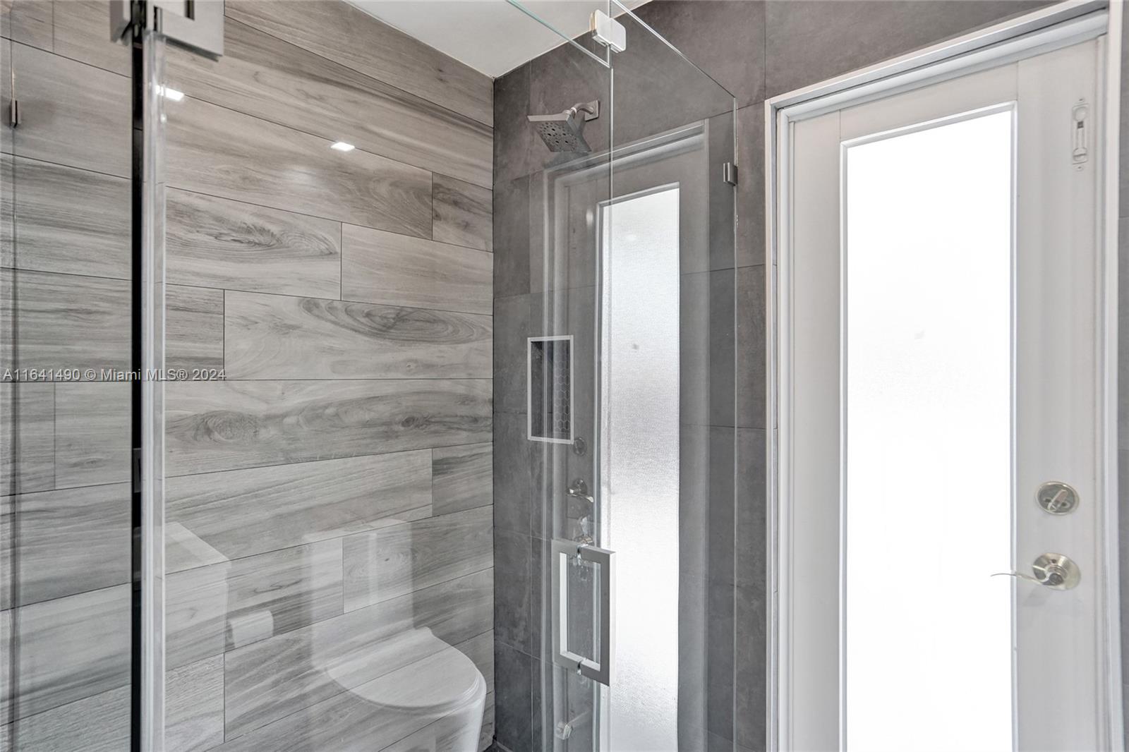 HOLLYWOOD HILLS - Residential