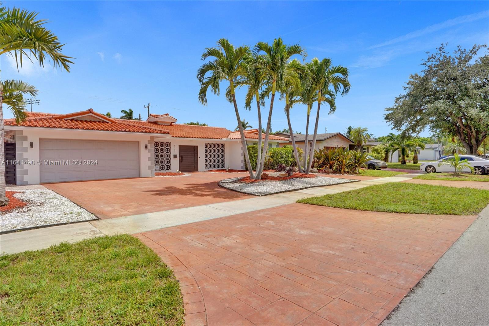 HOLLYWOOD HILLS - Residential