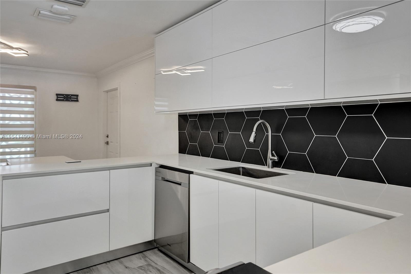 HOLLYWOOD HILLS - Residential