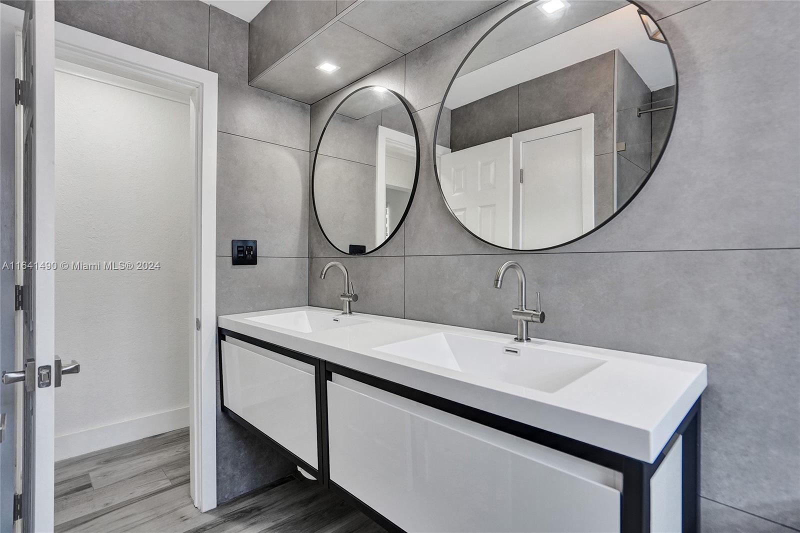 HOLLYWOOD HILLS - Residential