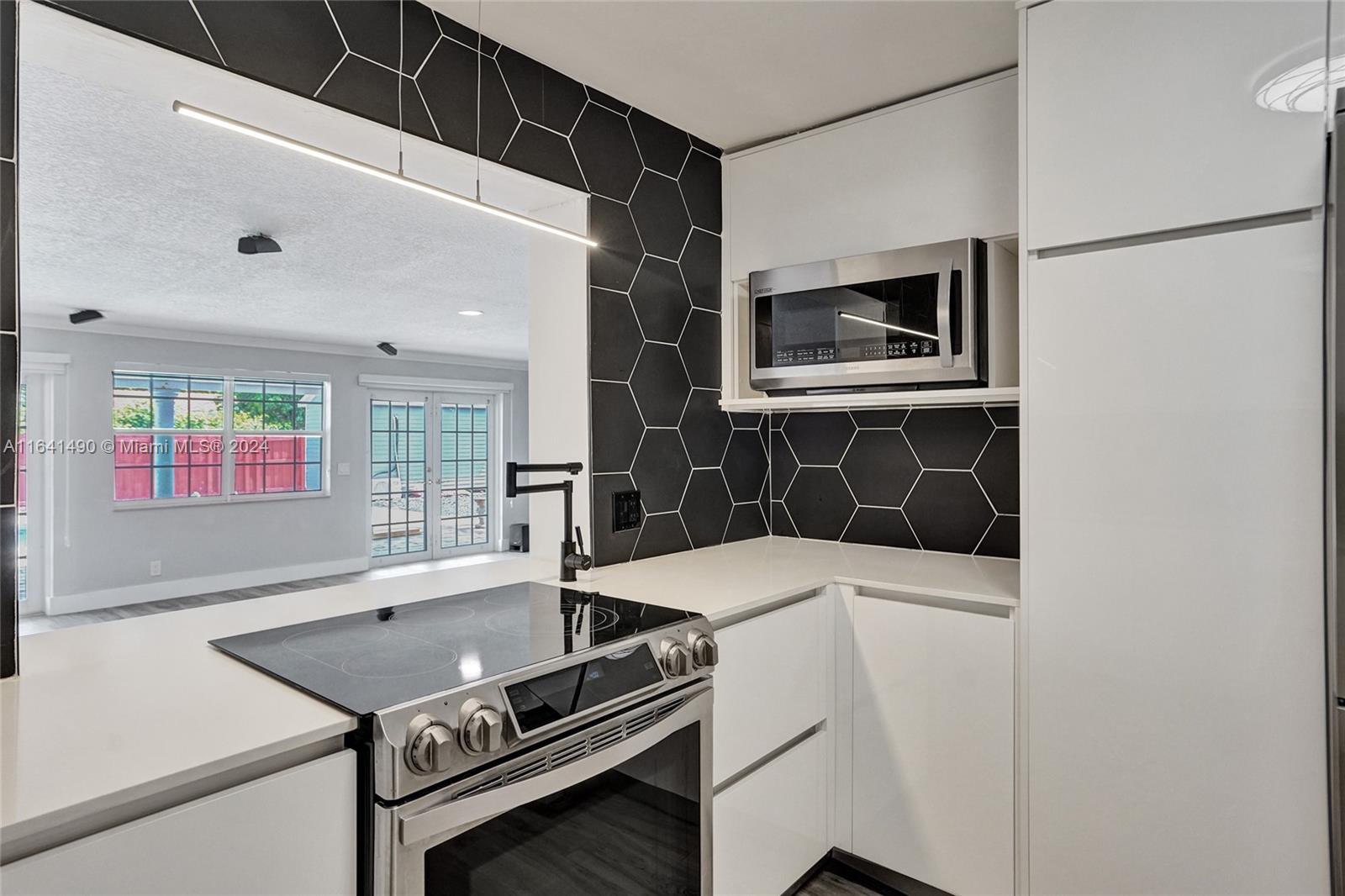 HOLLYWOOD HILLS - Residential