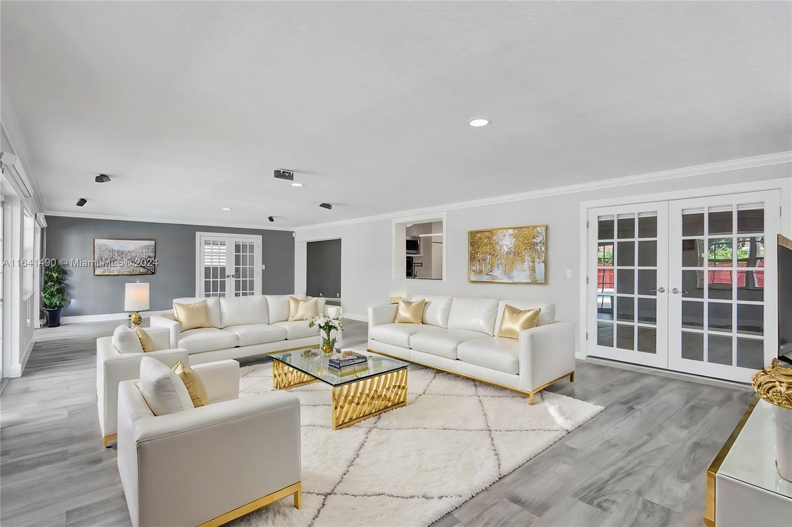 HOLLYWOOD HILLS - Residential