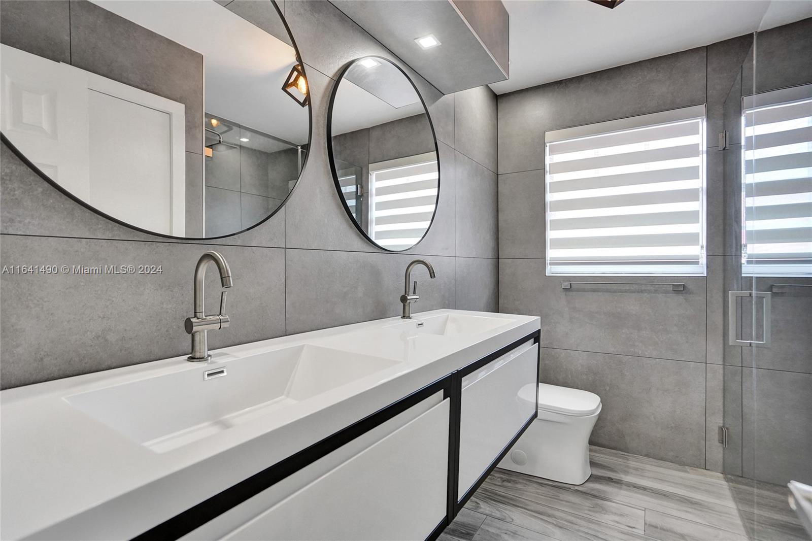 HOLLYWOOD HILLS - Residential