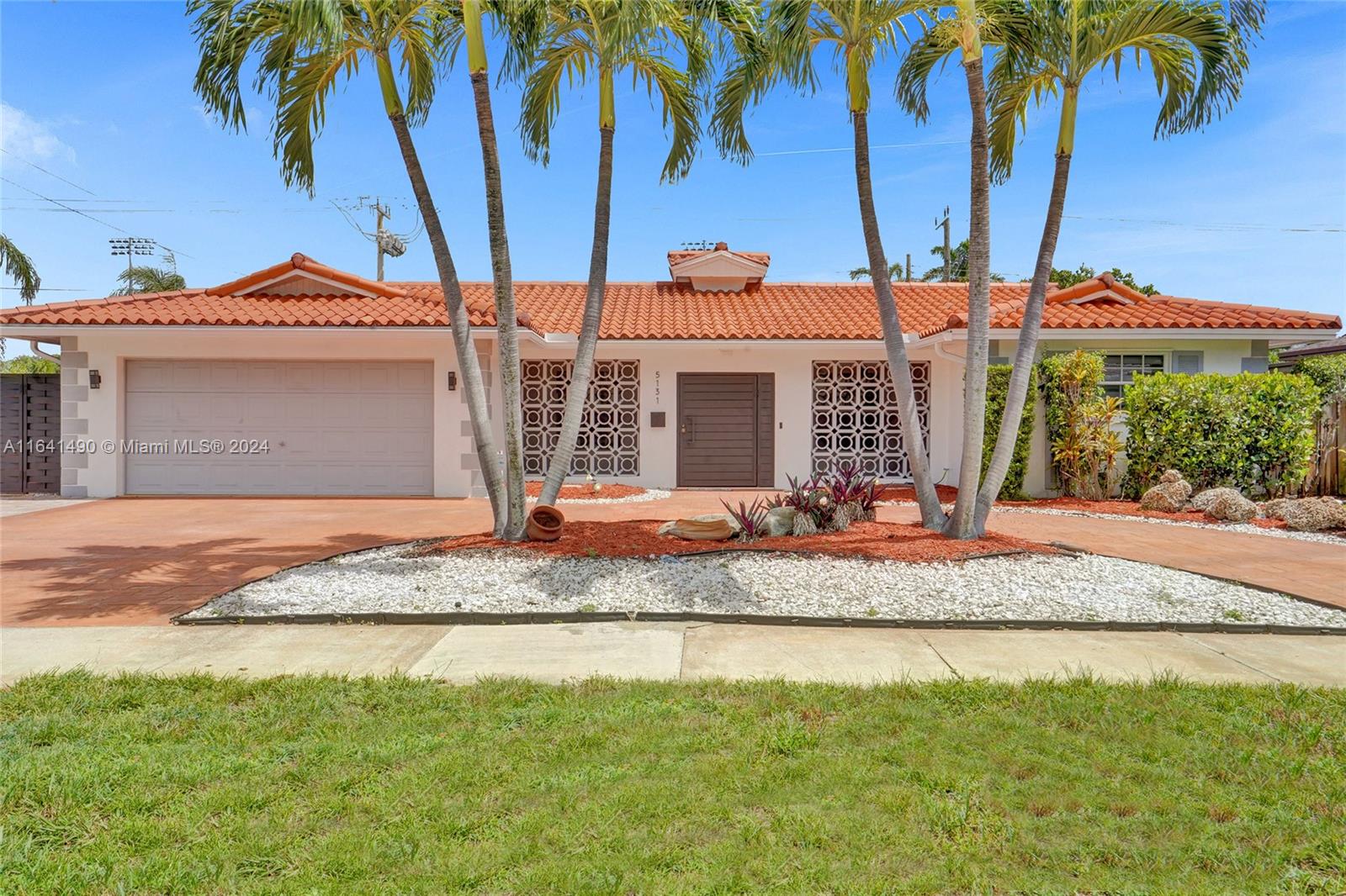 HOLLYWOOD HILLS - Residential