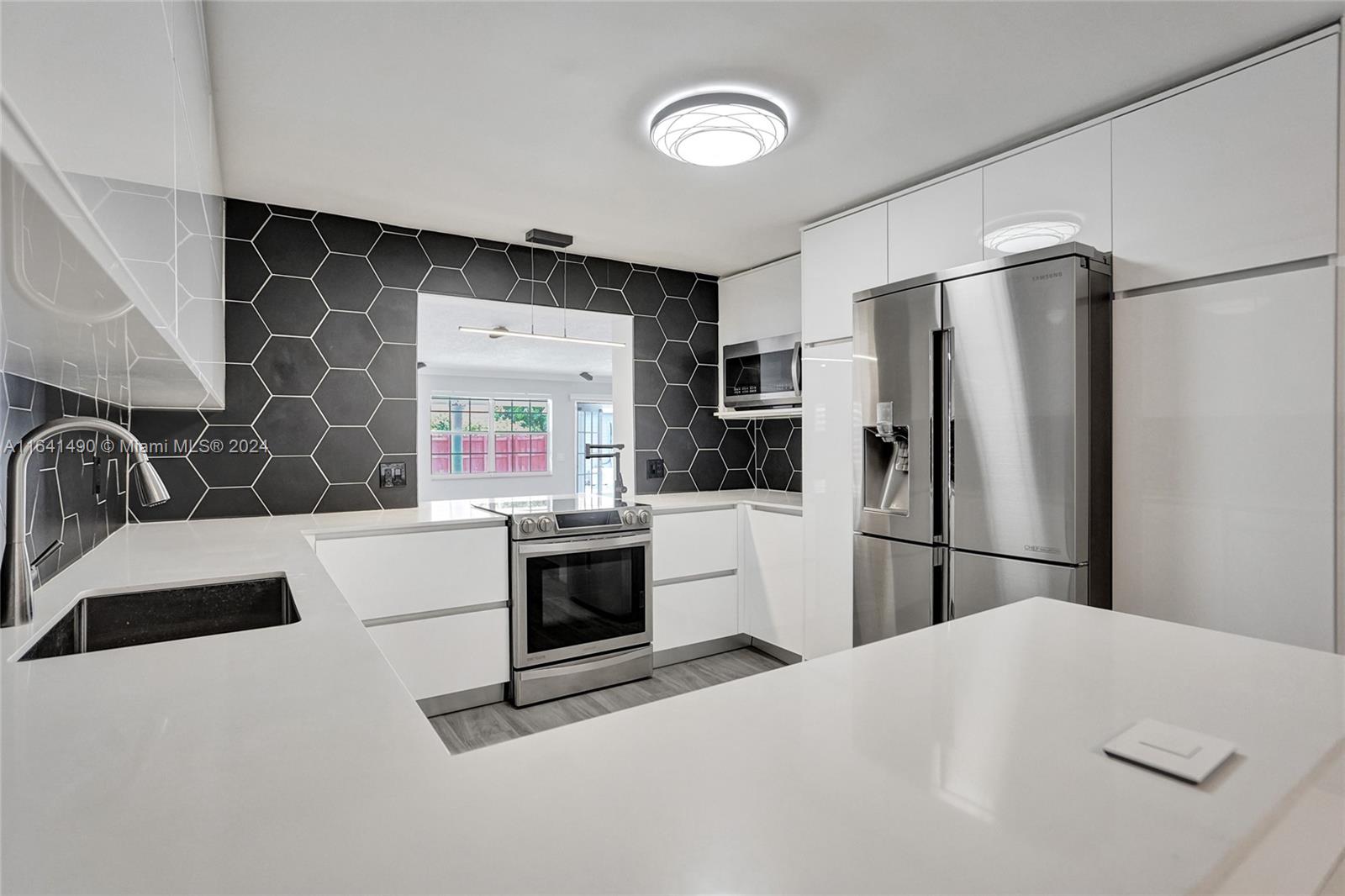 HOLLYWOOD HILLS - Residential