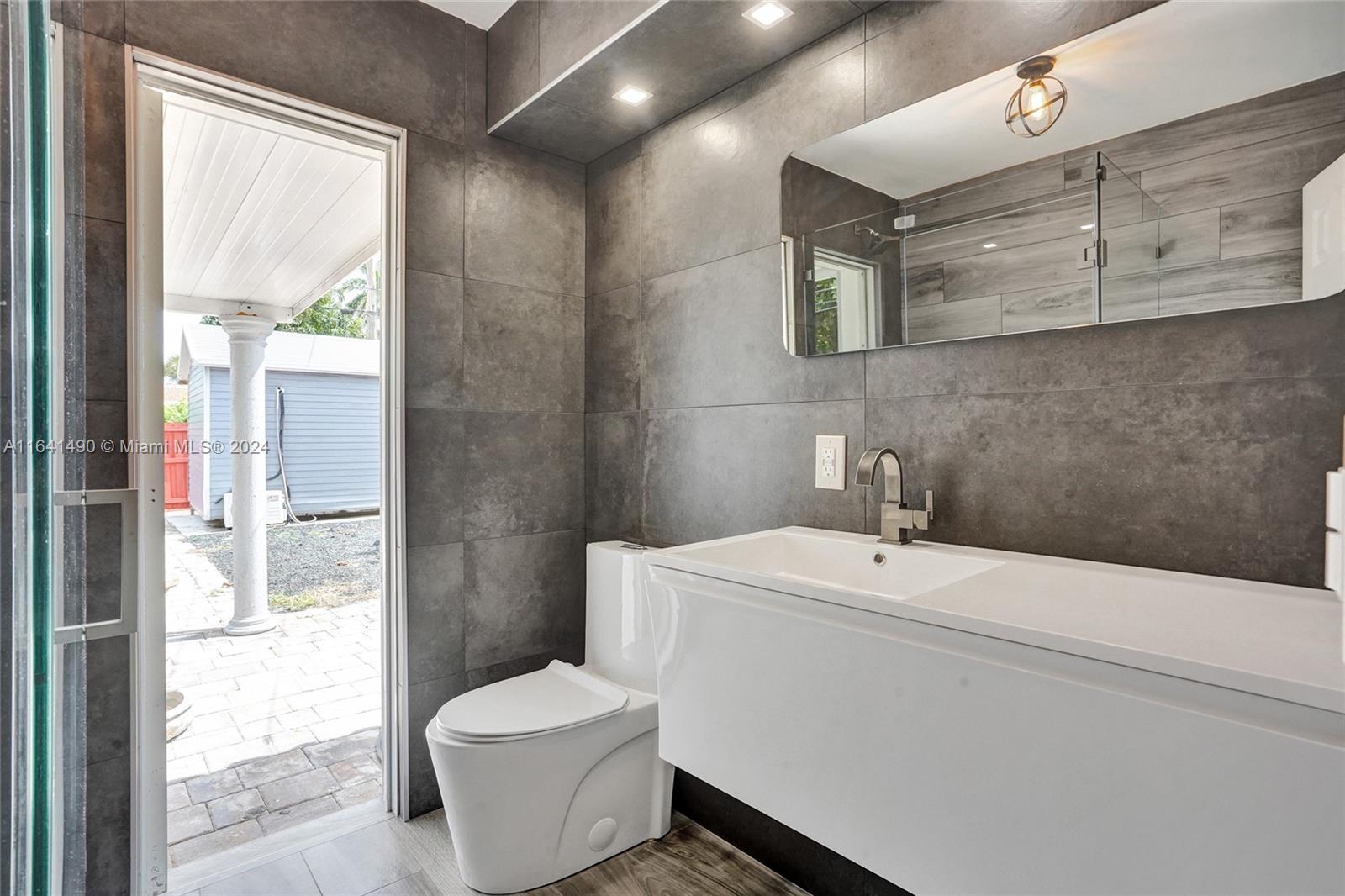 HOLLYWOOD HILLS - Residential