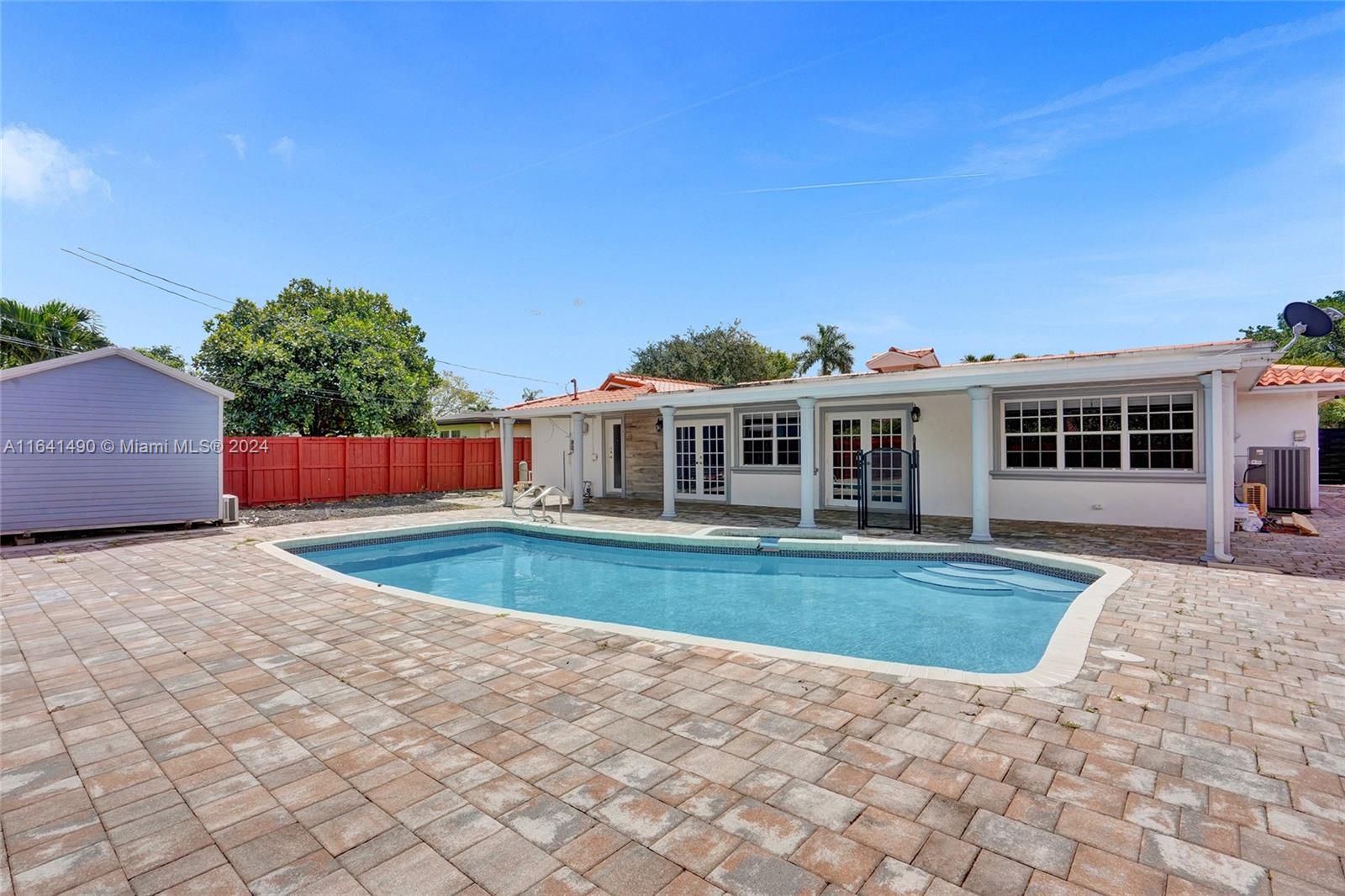 HOLLYWOOD HILLS - Residential