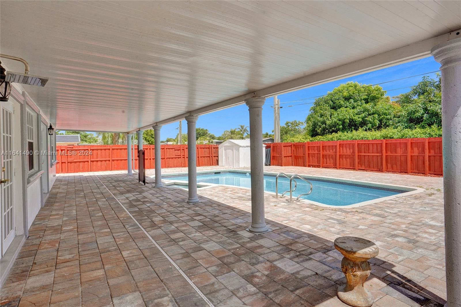 HOLLYWOOD HILLS - Residential