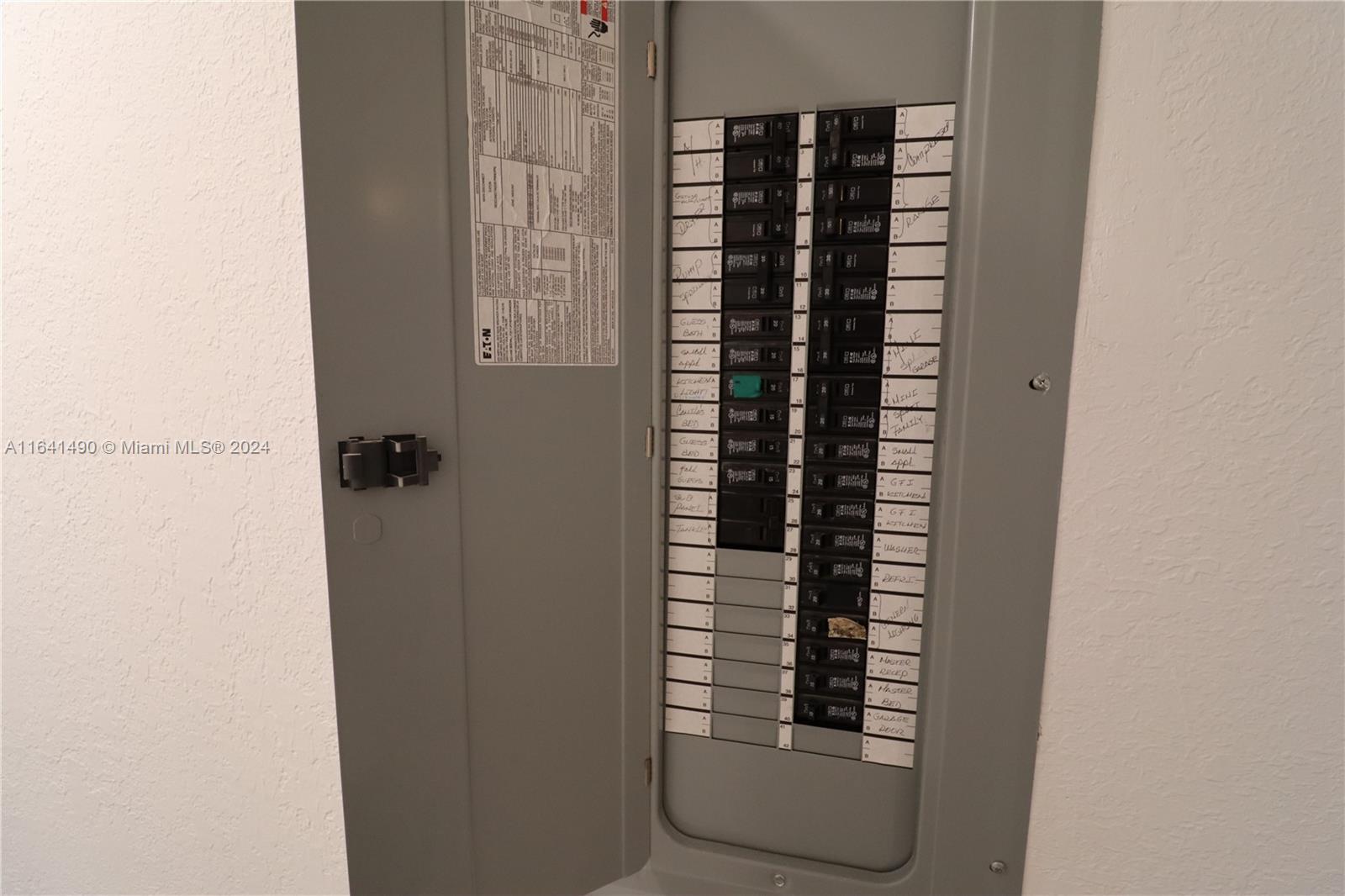 HOLLYWOOD HILLS - Residential