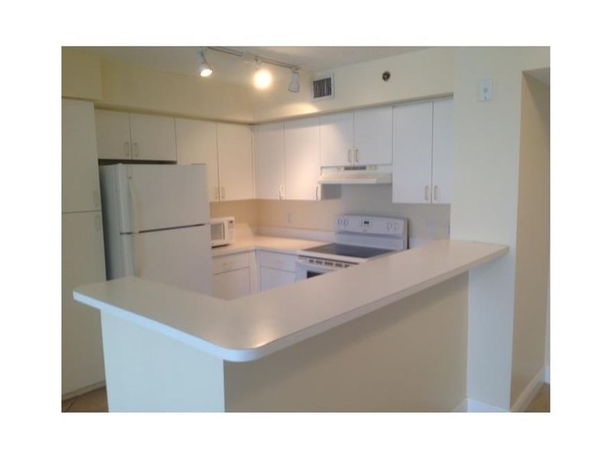 2/2 IN THE HEART OF AVENTURA, LOW RISE BUILDING WITH EXCELLENT AMENITIES INCLUDING TENIS COURT. CLOSE TO AVENTURA MALL, SCHOOLS, FOUNDERS PARK AND HOUSES OF WORSHIP. DON'T MISS THIS ONE.