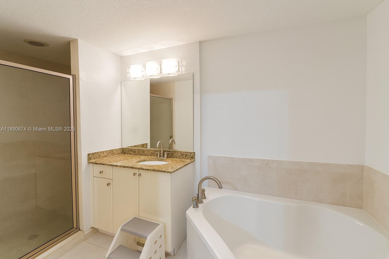 RADIUS CONDO - Residential