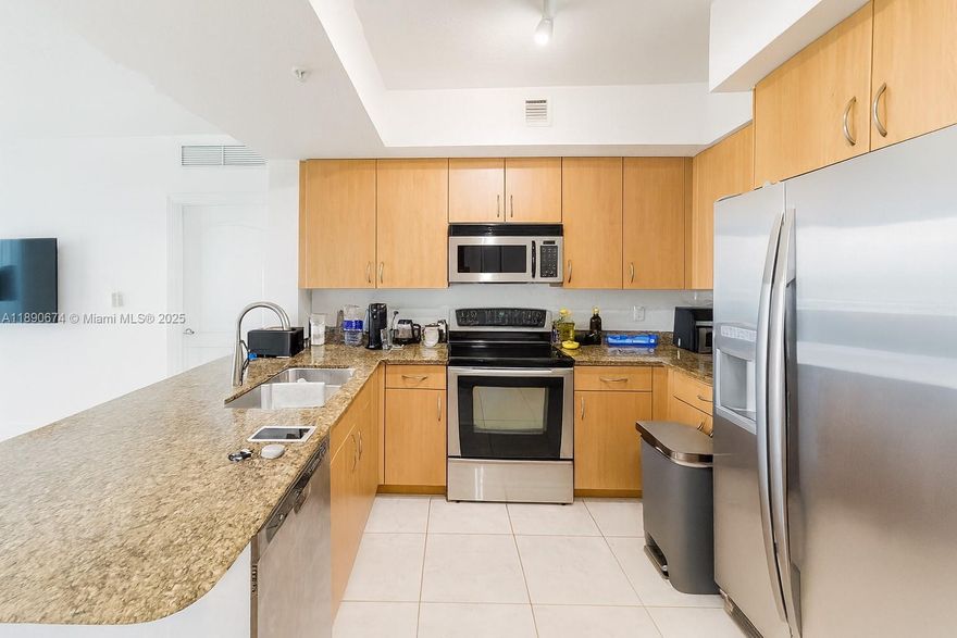 Comfortable and spacious unit, located in front of the Hollywood Circle, with a beautiful park and surrounded by restaurants, cafes, supermarkets, shopping stores and only a short drive to the beach.. Enjoy a lifestyle of comfort and convenience in this residence offering luxury amenities such as a rooftop pool, Jacuzzi, fitness center, theater room, business center, party and game rooms, and 24-hour concierge and valet service.