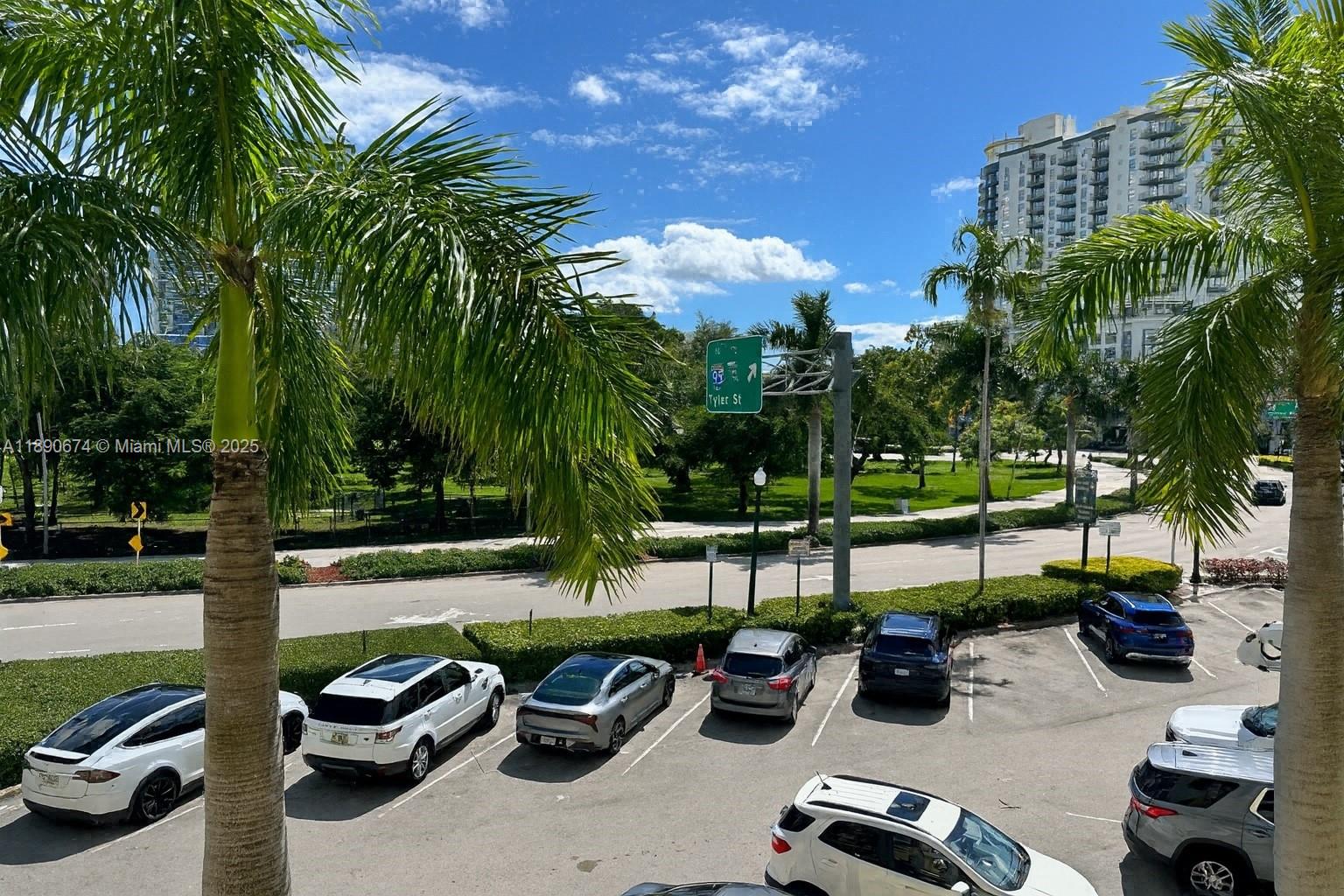 RADIUS CONDO - Residential