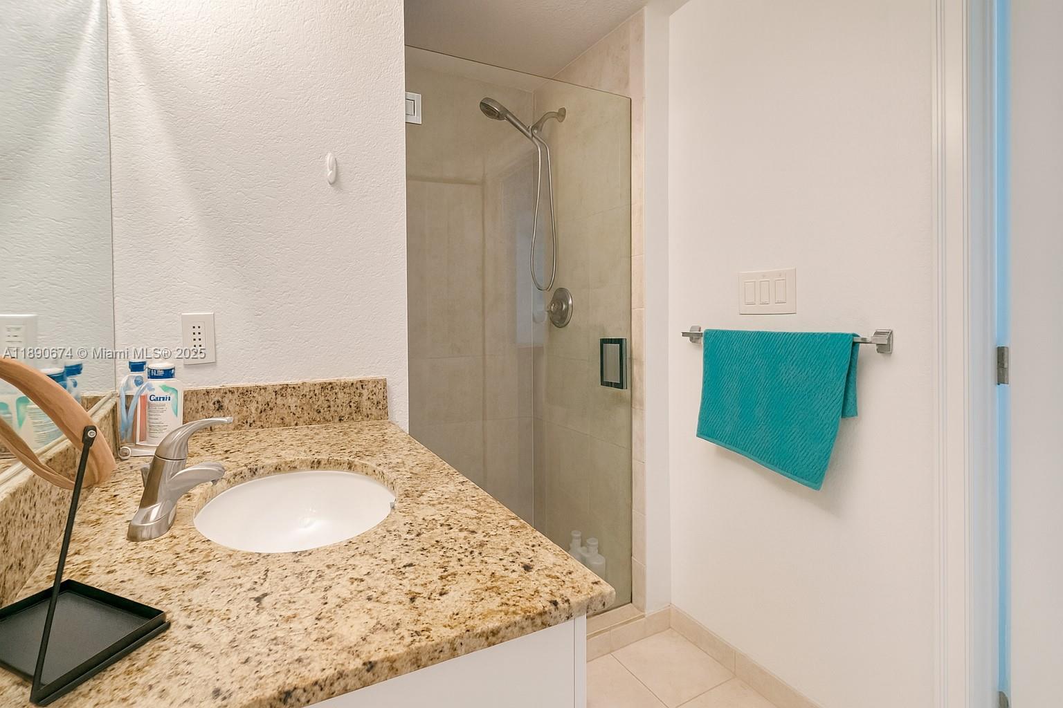 RADIUS CONDO - Residential