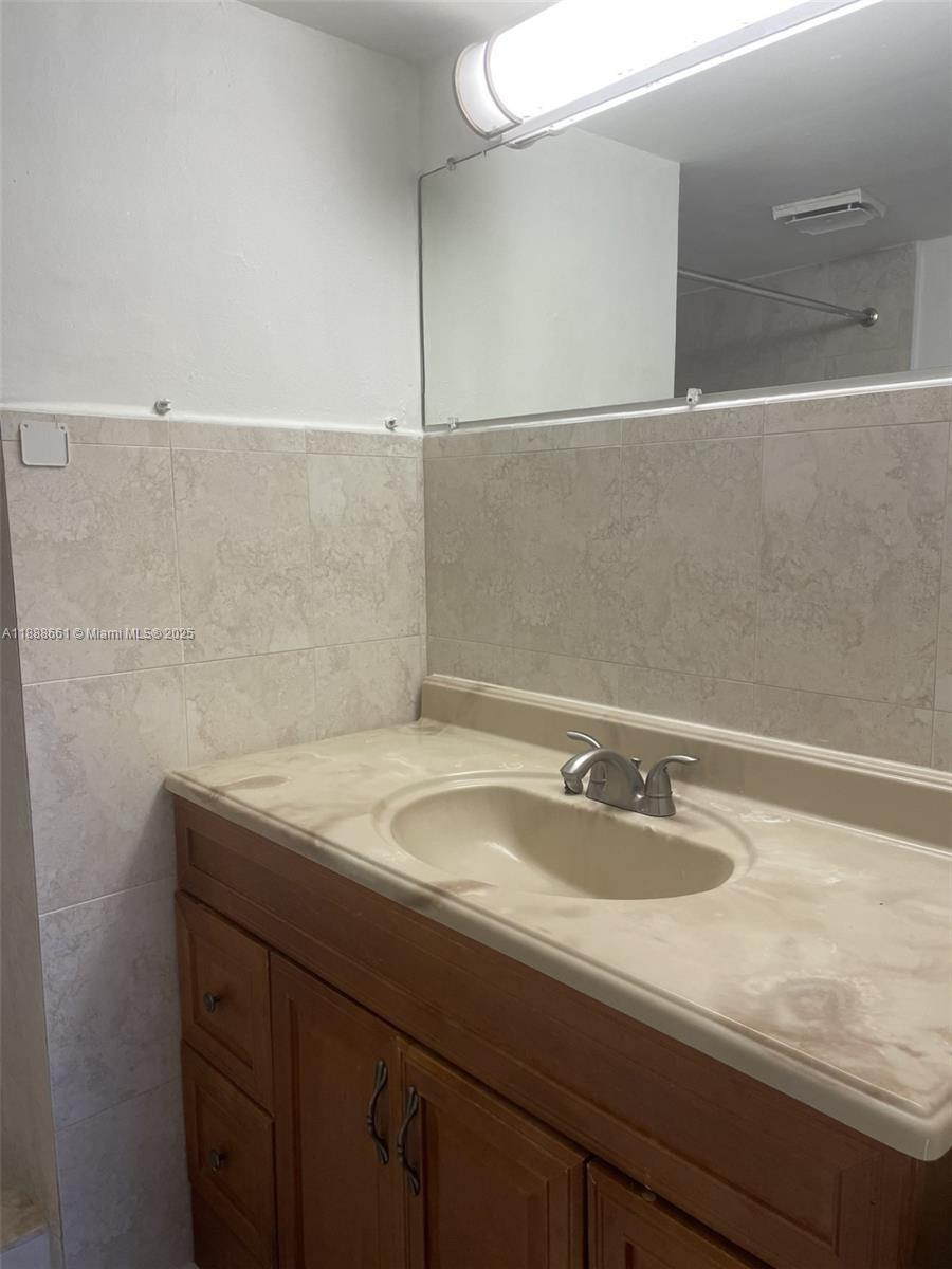 SUNRISE LAKES 40 CONDO - Residential Lease