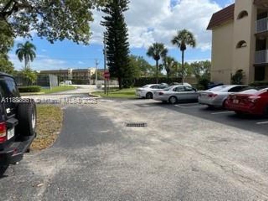 CENTRALLY LOCATED 2/2 CONDO IN SUNRISE LAKES. CLOSE TO THE SAWGRASS MALL.
SHORT DISTENCE TO THE AIRPORT  AND THE BEACHES. NEW AC UNIT AND APLLIANCES. 
LOTS OF AMENITIES.