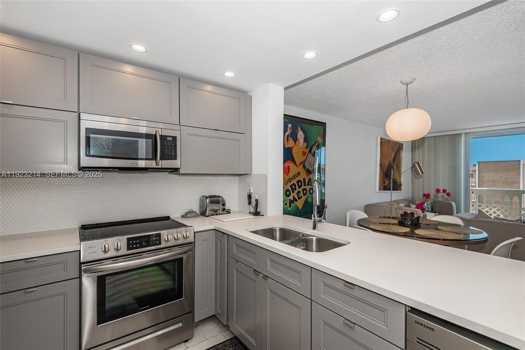 Photo of 401 NE 14th Ave #705, Hallandale Beach, FL 33009 (MLS # A11923214)