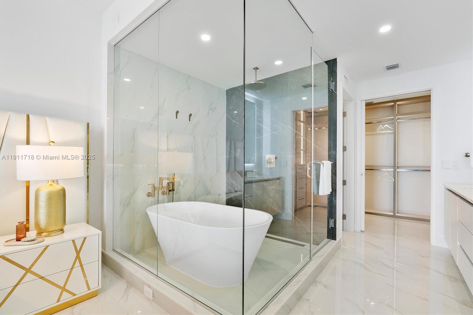 ARIA RESERVE SOUTH TOWER - Residential Lease