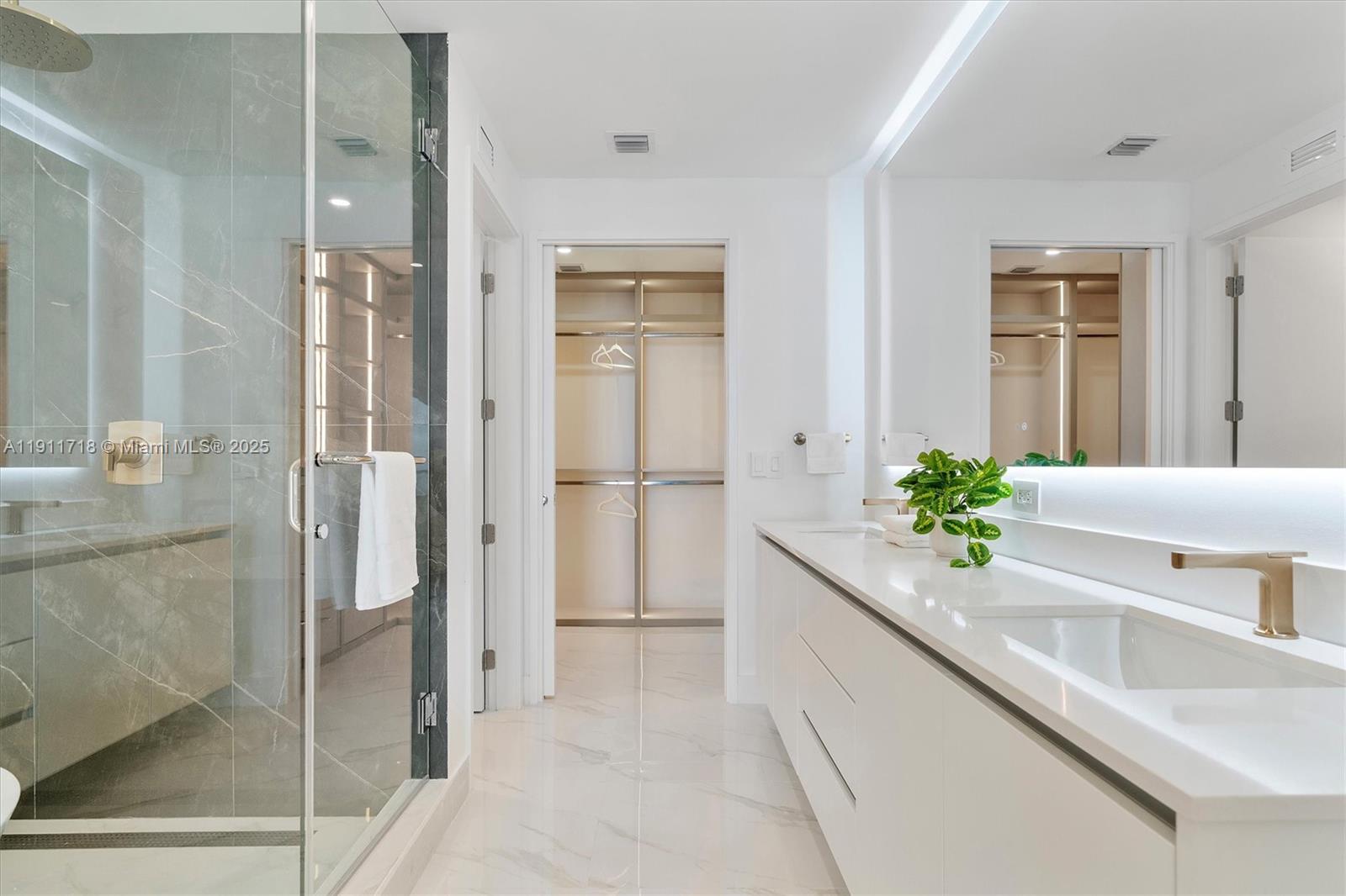 ARIA RESERVE SOUTH TOWER - Residential Lease