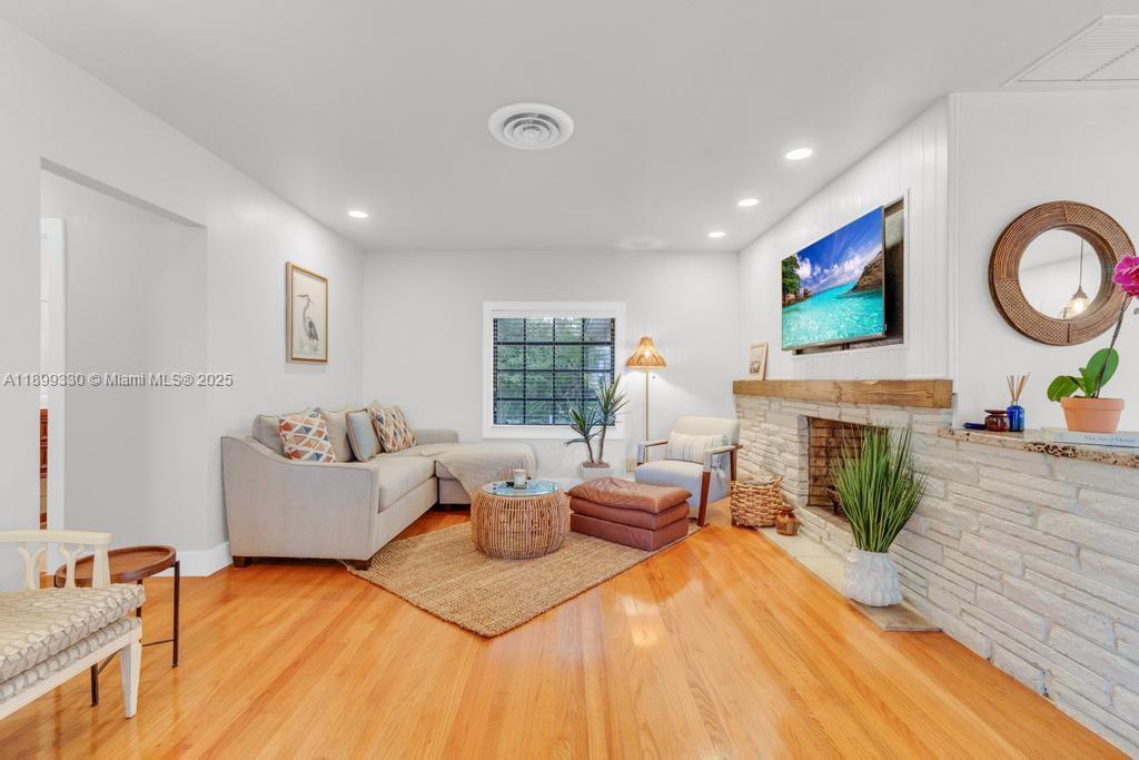 COUNTRY CLUB ESTATES SEC - Residential Lease