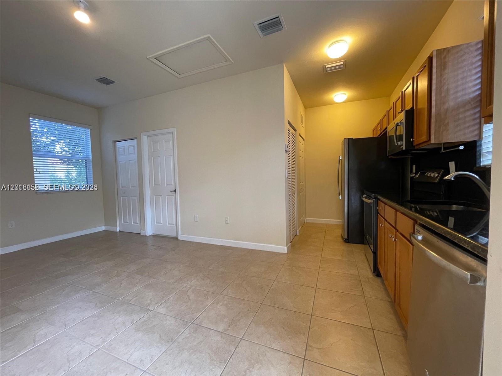 KENDALL COMMONS TOWNHOMES - Residential Lease