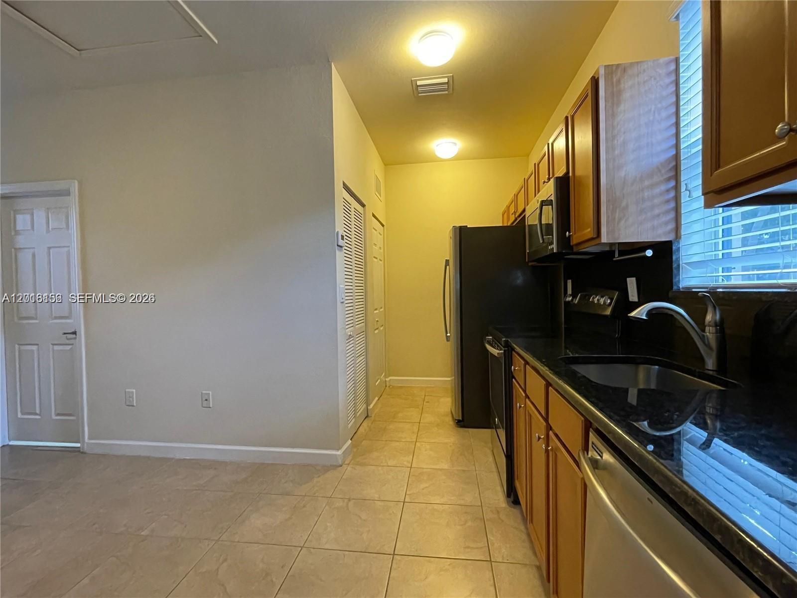 KENDALL COMMONS TOWNHOMES - Residential Lease