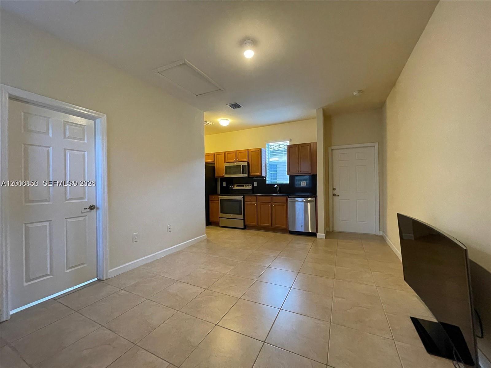 KENDALL COMMONS TOWNHOMES - Residential Lease