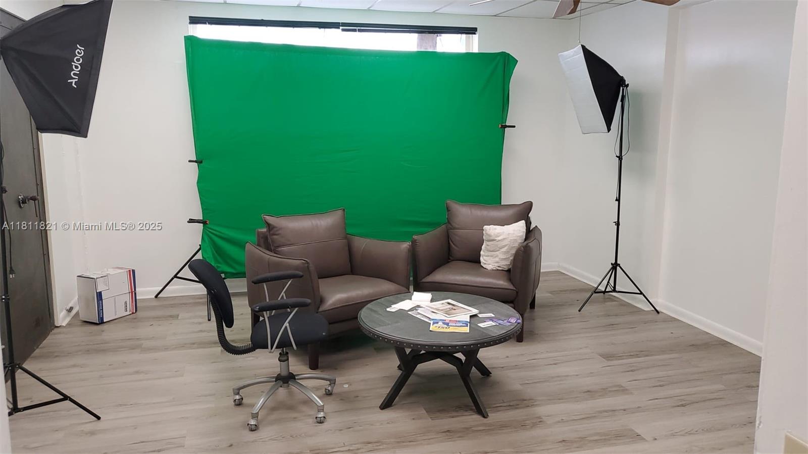 Size: 650 Sqft – 3 Private Rooms
Features:
• Private Parking
• Flexible Lease Terms
Perfect for a small business, remote team!