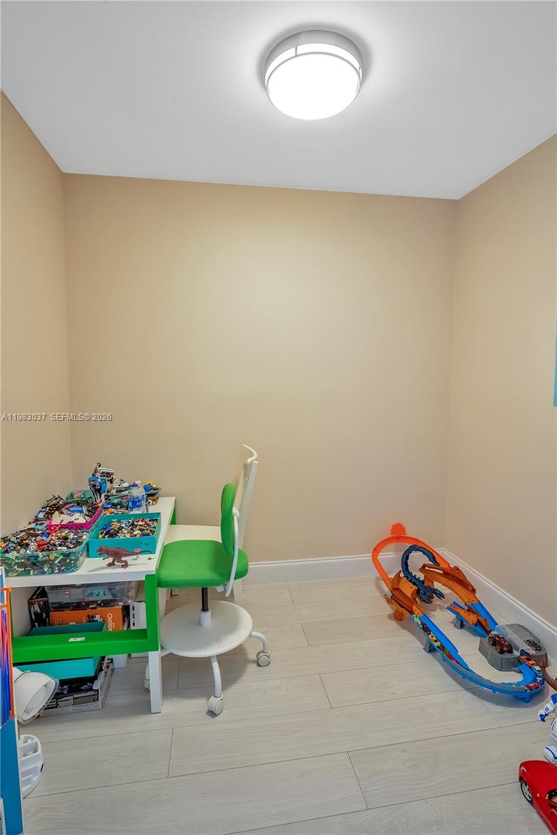 VENETIAN PARK III CONDO - Residential Lease